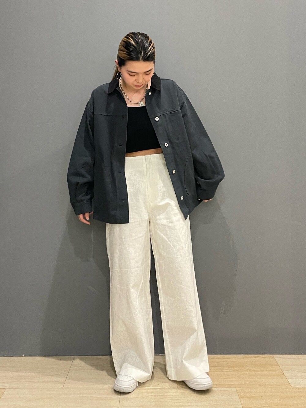 ホワイト系のその他パンツ、グレー系のブルゾン、ブラック系のキャミソールを着用したレディースの春コーディネートの1枚目の写真