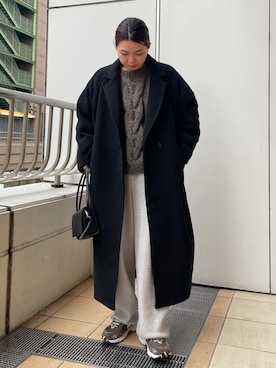 「アイテム（チェスターコート）」を使った、佐藤薫さん（レディース・162cm）の冬コーディネート