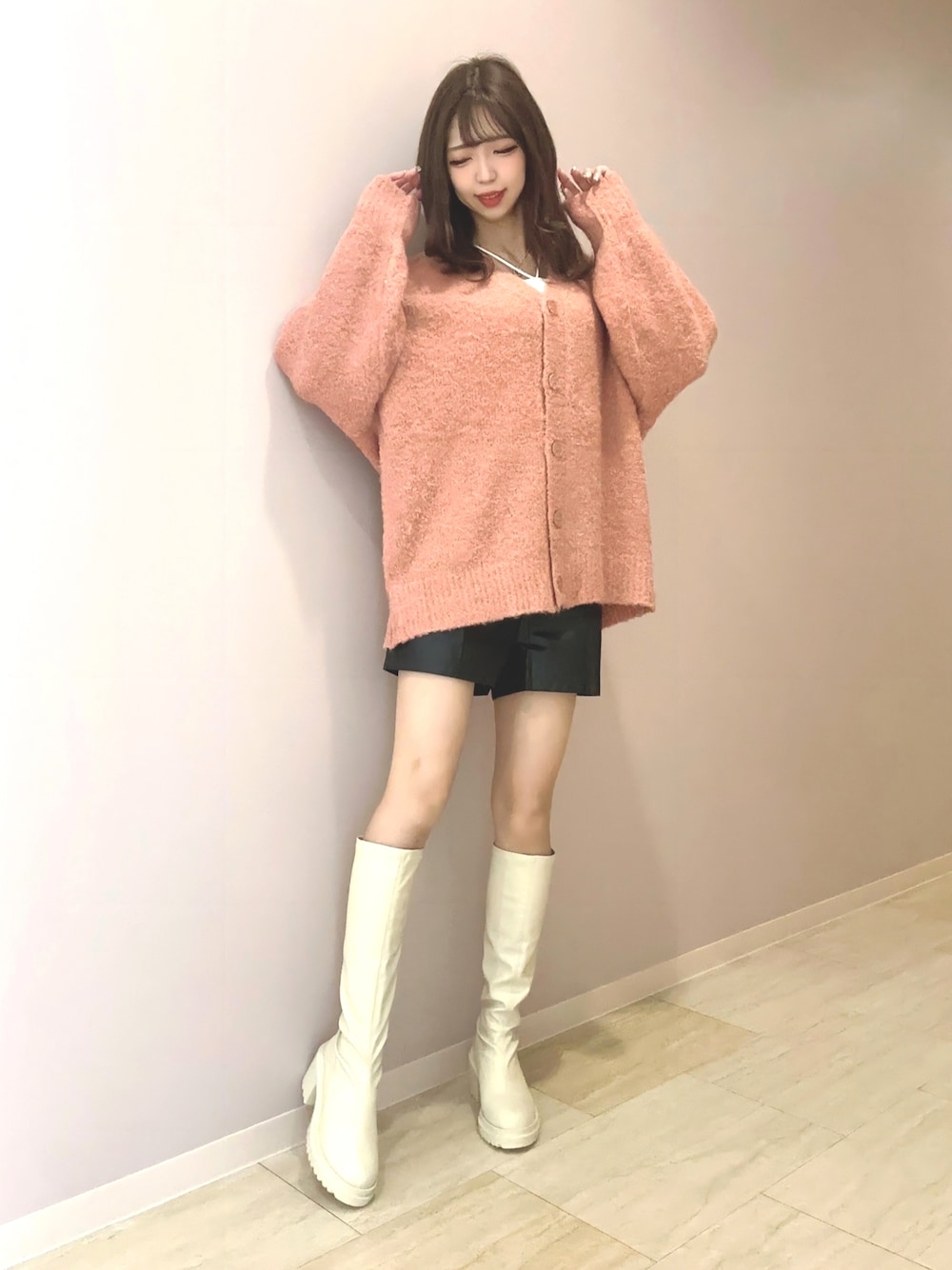 ピンク系のカーディガン/ボレロ、ブラック系のその他パンツ、ホワイト系のブーツを着用したレディースの秋コーディネートの1枚目の写真