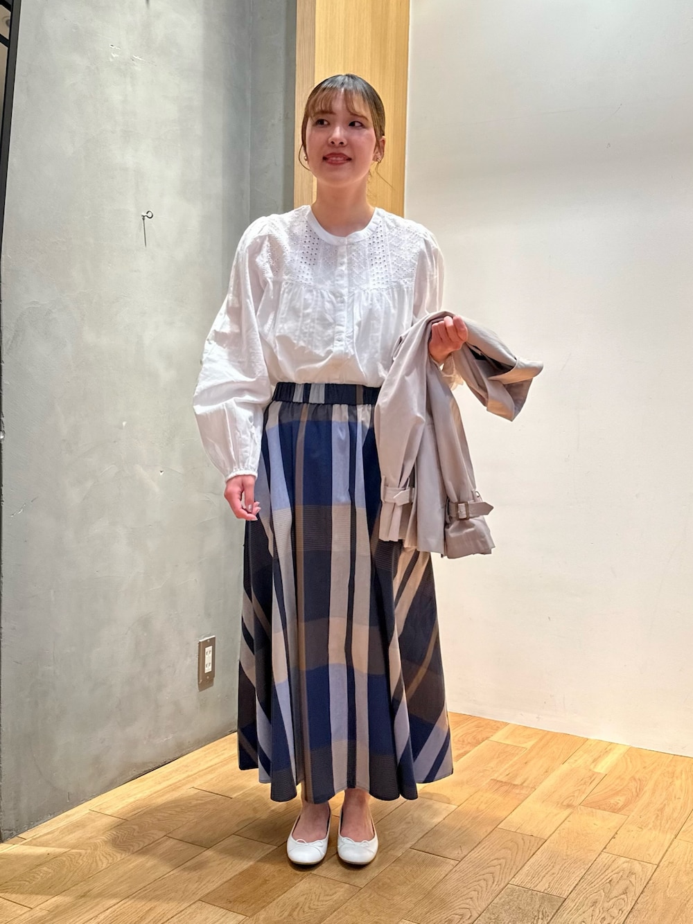 「春のNewスタイル、春コーデ、大人かわいい、オトナ女子、ブラウス、トレンチコート、スカート、チェック、パンプス、おしゃれさんと繋がりたい、いいね、save、フォローお願いします🤑、URBAN RESEARCH、RODE SKO、骨格ウェーブ、ブルベ夏」｜「URBAN RESEARCH Sonny Labelのスカラップヘムコットンレースブラウス（シャツ/ブラウス、ホワイト系）」を使った、REINAさん（レディース・162cm）の春コーディネートの1枚目の写真