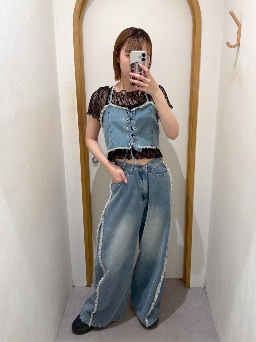 ブルー系のデニムパンツ、ブラック系のTシャツ/カットソー、ブルー系のシャツ/ブラウスを着用したレディースの夏コーディネートの1枚目の写真