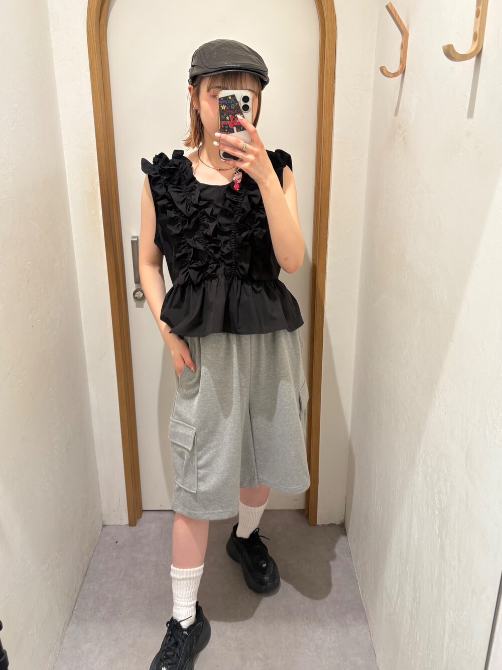 ブラック系のシャツ/ブラウス、グレー系のその他パンツを着用したレディースの春コーディネートの1枚目の写真