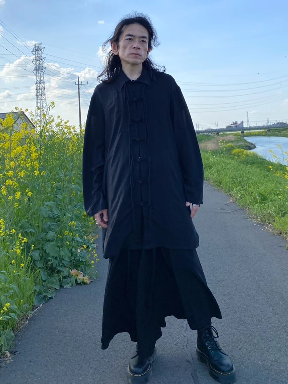 「春服コーデ、春コーデ、ブラック、オールブラック、モード系、メンズファッション、休日スタイル」｜「Yohji Yamamoto POUR HOMMEのアイテム（シャツ/ブラウス、ブラック系）」を使った、まささん（メンズ・172cm）の春コーディネートの1枚目の写真