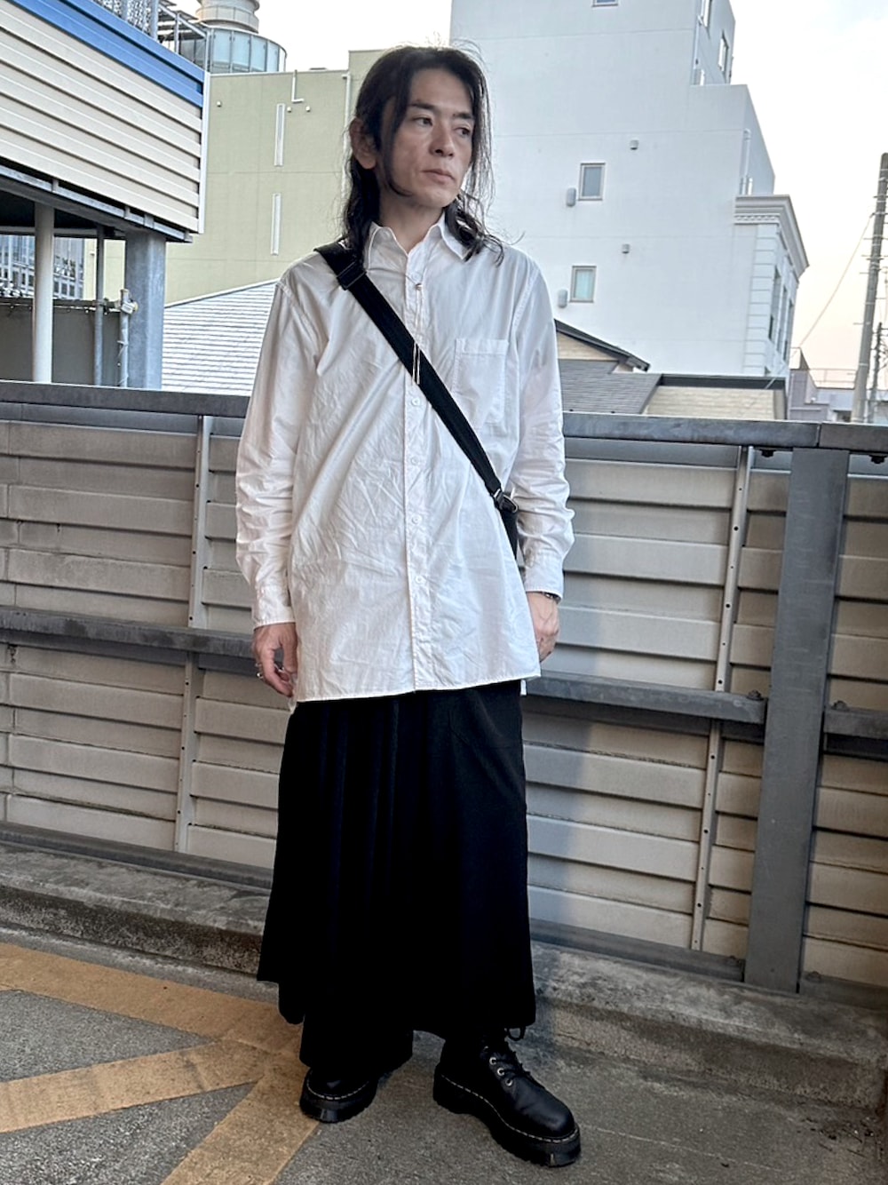 「春コーデ、今日のコーデ、メンズファッション、モノトーンコーデ、モノトーン、yohji yamamoto pour homme、discordyohjiyamamoto、Dr.Martens、シンプル、お洒落さんとつながりたい」｜「Yohji Yamamoto POUR HOMMEのアイテム（シャツ/ブラウス、ホワイト系）」を使った、まささん（メンズ・172cm）の春コーディネートの1枚目の写真
