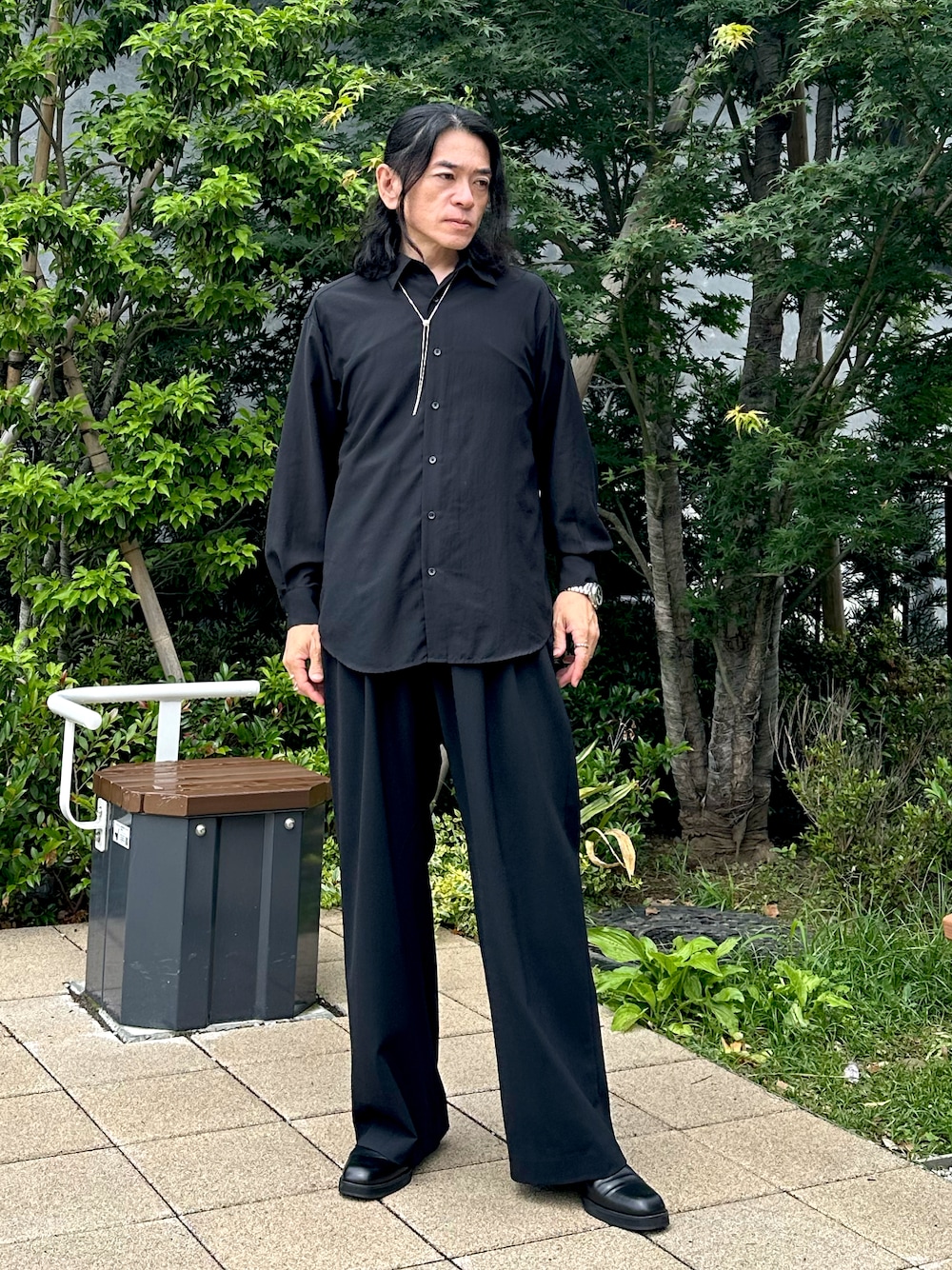 「GU、ブラック、ブラックコーデ、休日コーデ、オトナカジュアル、おしゃれさんと繋がりたい、雨の日コーデ、メンズコーデ、ブーツ、ワイドパンツ」｜「MBのアイテム（スラックス、ブラック系）」を使った、まささん（メンズ・172cm）の夏コーディネートの1枚目の写真