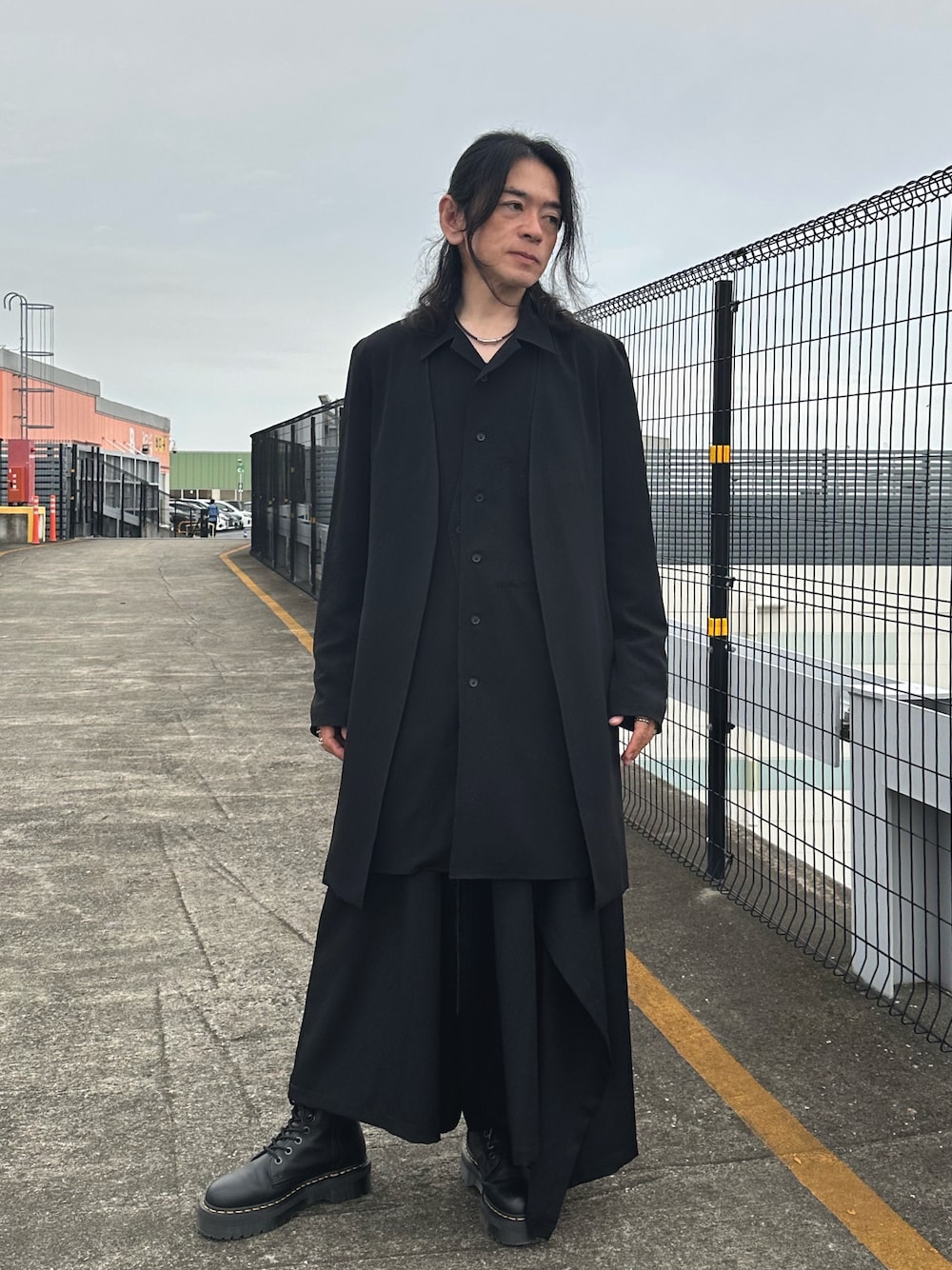 「秋コーデ、休日スタイル、メンズファッション、今日のコーデ、ブラックコーデ、お洒落さんとつながりたい、ブーツ」｜「Yohji Yamamoto POUR HOMMEのアイテム（シャツ/ブラウス、ブラック系）」を使った、まささん（メンズ・172cm）の秋コーディネートの1枚目の写真