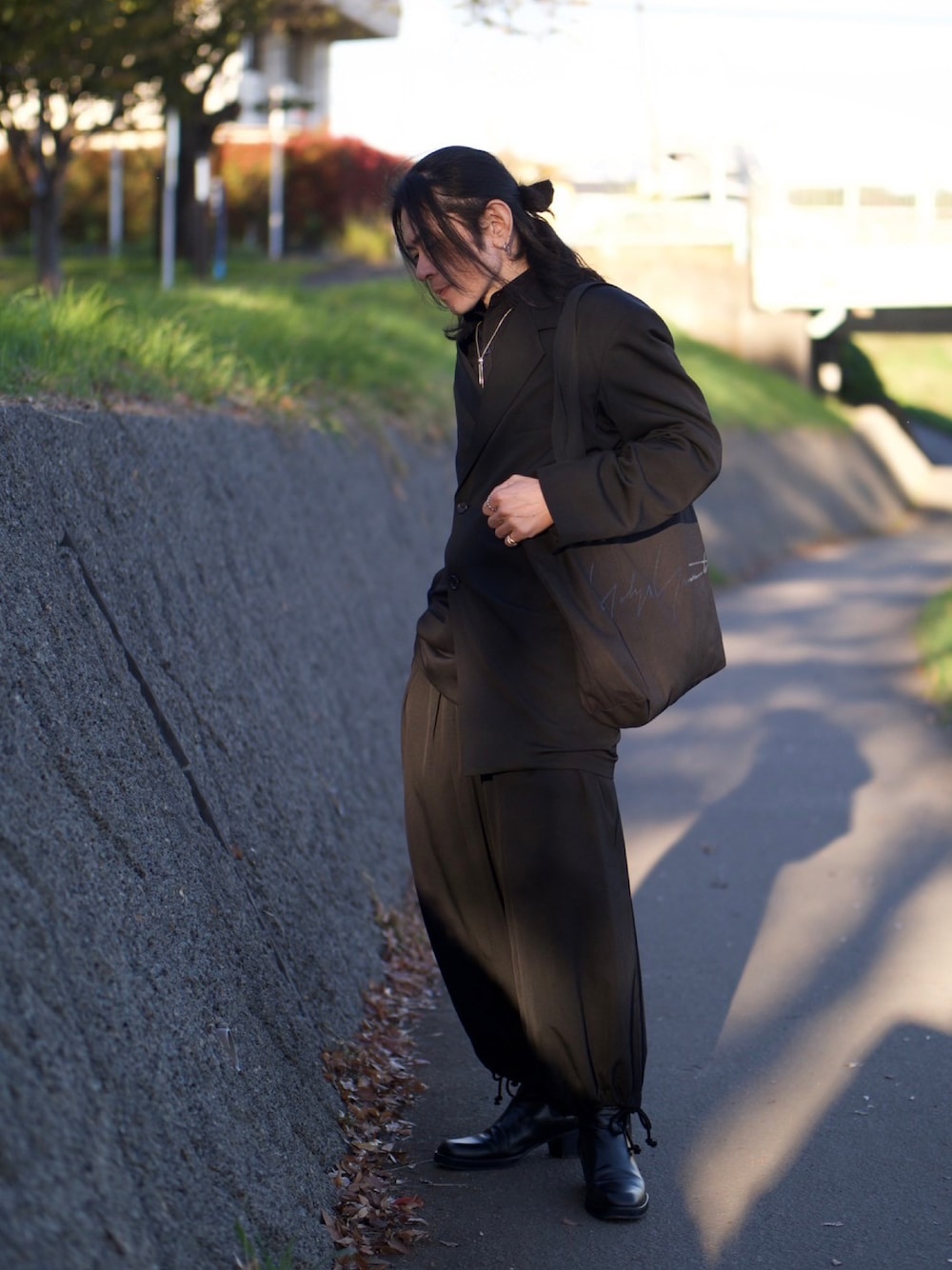 「トートバッグ、ブラック、メンズコーデ、ヒールブーツ、サイドゴアブーツ」｜「Yohji Yamamoto POUR HOMMEのアイテム（その他パンツ、ブラック系）」を使った、まささん（メンズ・172cm）の秋コーディネートの1枚目の写真