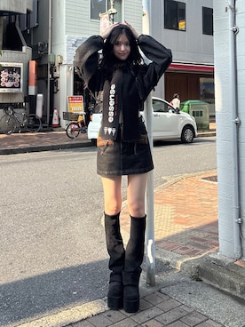 「アイテム（マフラー）」を使った、佐藤百華さん（レディース・165cm）の秋コーディネート