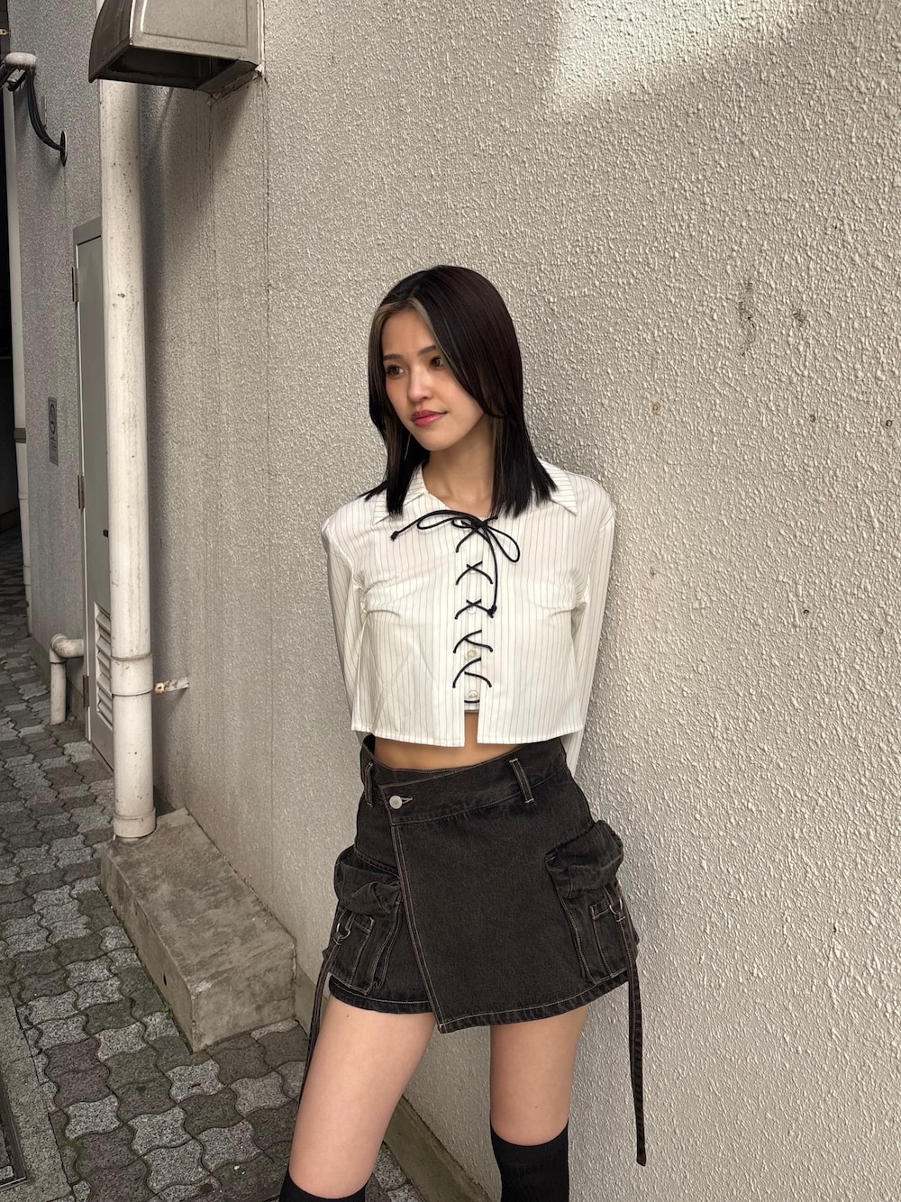 ホワイト系のシャツ/ブラウス、ブラック系のその他パンツを着用したレディースの冬コーディネートの1枚目の写真