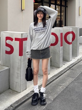 「アイテム（スウェット）」を使った、佐藤百華さん（レディース・165cm）の夏コーディネート
