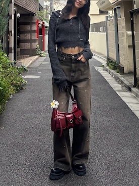 「EMODA（エモダ）のアイテム（デニムパンツ）」を使った、佐藤百華さん（レディース・165cm）の秋コーディネート