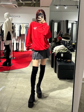 「EMODA（エモダ）のアイテム（スウェット）」を使った、佐藤百華さん（レディース・165cm）の秋コーディネート