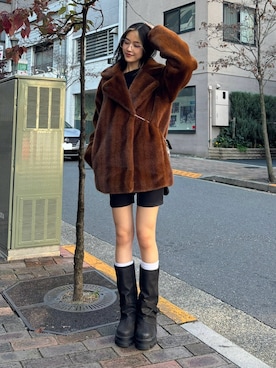「EMODA（エモダ）のアイテム（その他アウター）」を使った、佐藤百華さん（レディース・165cm）の冬コーディネート