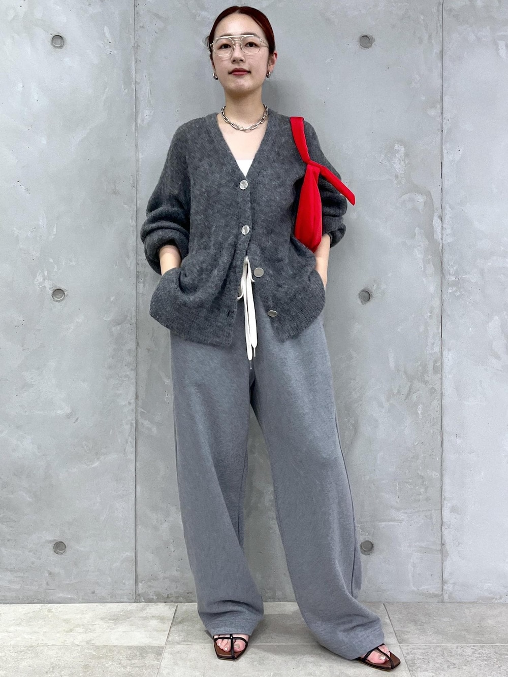 「アダムエロペ、adametrope、24aw、24aw秋の新作、秋の新作、スウェットパンツ、スウェット、レッド、赤色、ミニバッグ、WEB限定、WEB限定アイテム、ブラック、グレー、ニット」｜「ADAM ET ROPE'の【サステナブル・WEB限定】ワンハンドル結びミニバッグ（ハンドバッグ、レッド系）」を使った、muta0629さん（レディース・163cm）の秋コーディネートの1枚目の写真