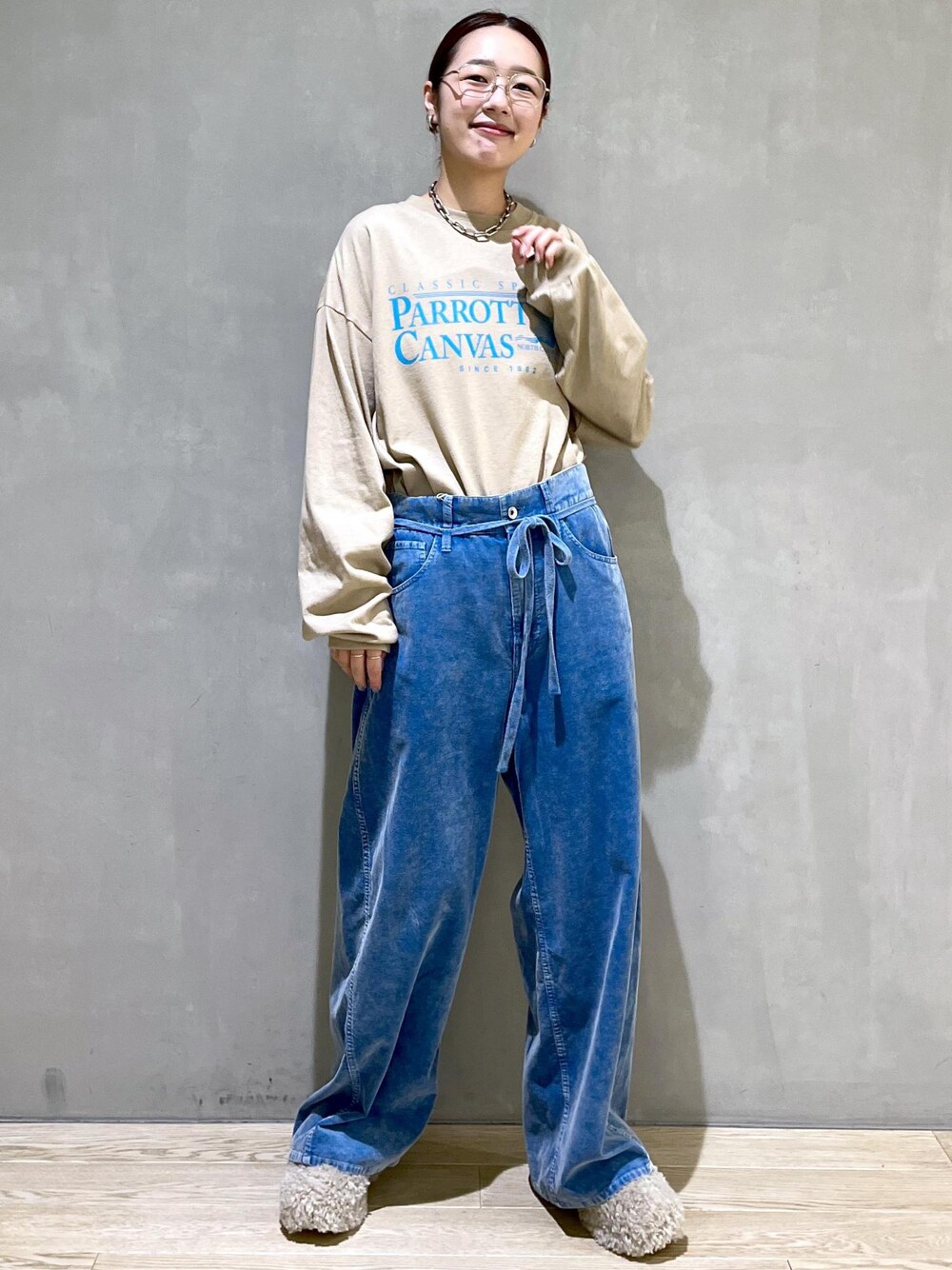 ベージュ系のサンダル、ブルー系のその他パンツ、ベージュ系のTシャツ/カットソーを着用したレディースの秋コーディネートの1枚目の写真