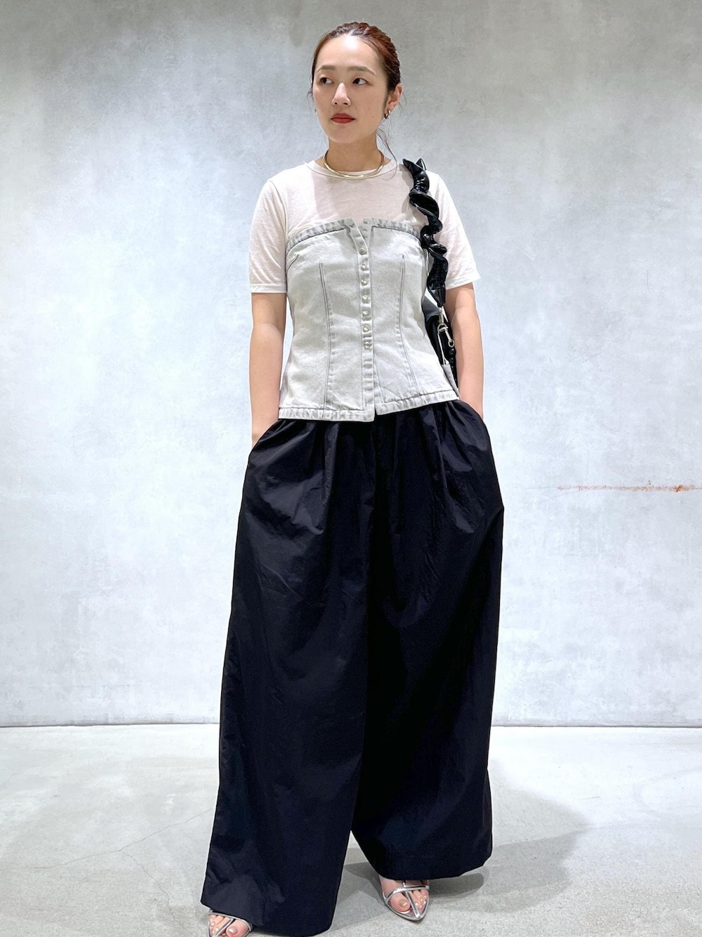 「アダムエロペ、アダムエロペ24ss、アダムエロペ夏の新作、24ss、24ss夏の新作、夏の新作、シアートップス、シアー、半袖、ホワイト、白、ベアロンパース、ベアトップ、ブラック、黒色」｜「ADAM ET ROPE'の【サステナブル】ナロークロスストラップサンダル（サンダル、シルバー系）」を使った、muta0629さん（レディース・163cm）の夏コーディネートの1枚目の写真