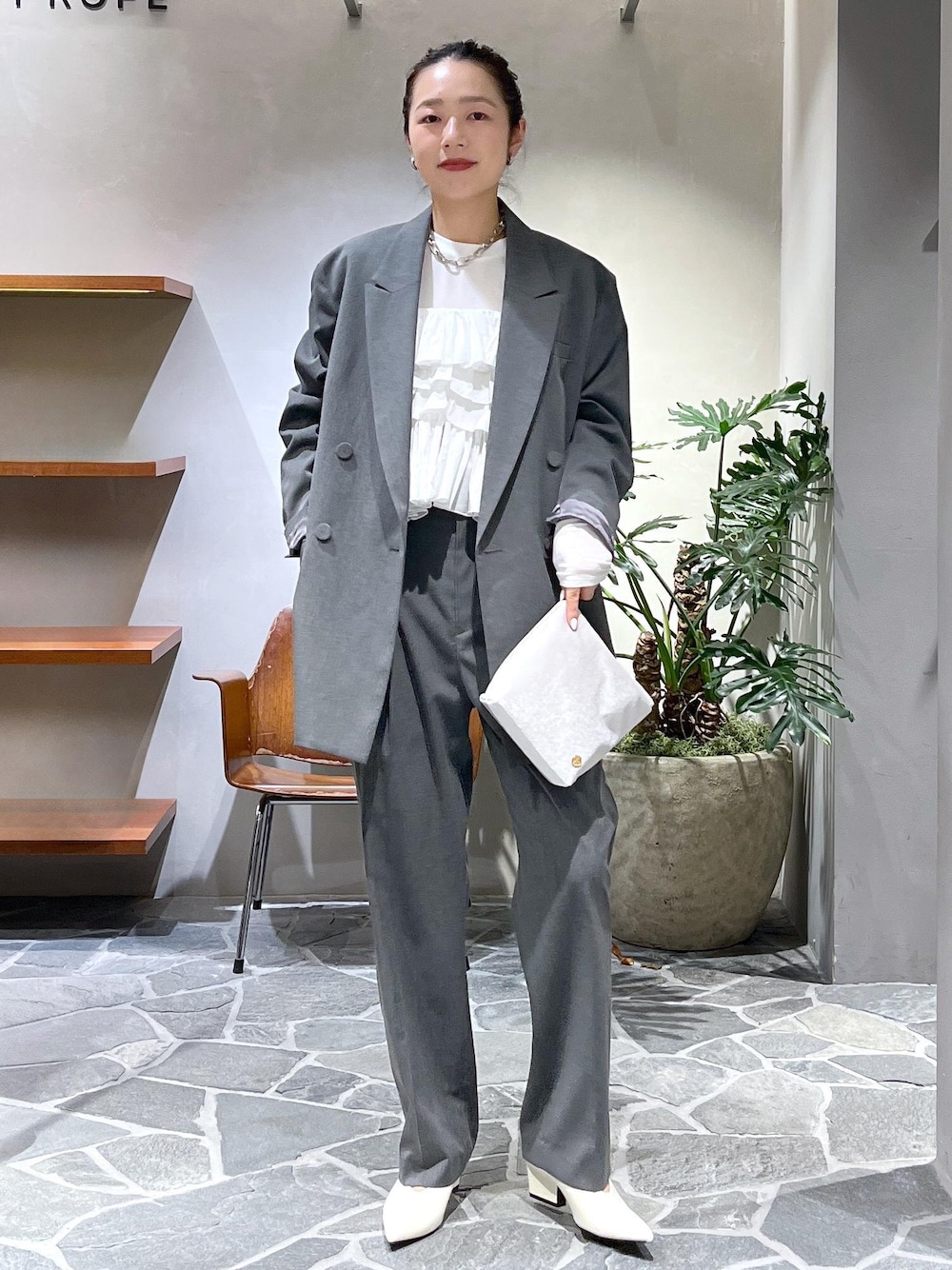 「初春コーデ、春コーデ、ADAM ET ROPÉ、ストレート、ブルべ夏、トップス、ベスト、ジャケット/アウター、テーラードジャケット、パンツ、スラックス、シューズ、パンプス、財布/小物、ポーチ」｜「ADAM ET ROPE'の【サステナブル】ロゴモチーフミニポーチ（ポーチ、ベージュ系）」を使った、muta0629さん（レディース・163cm）の冬コーディネートの1枚目の写真
