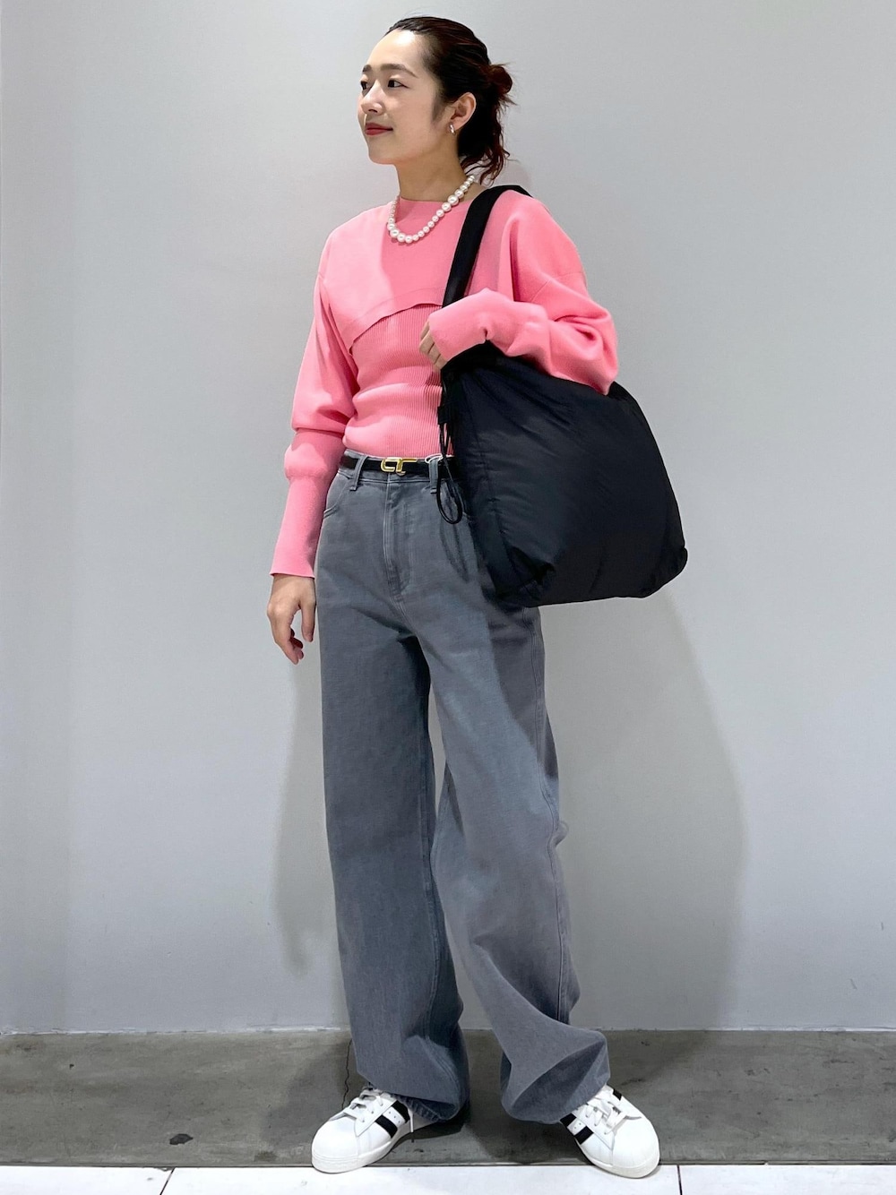 「アダムエロペ、アダムエロペ24SS、アダムエロペ春の新作、新作アイテム、春の新作、24SS、ピンク、セットアイテム、タンクトップ、短丈トップス、レイヤードスタイル、デニム、アモーメント、AMOMENTO、グレー」｜「ADAM ET ROPE'のドロスト軽量マルチトート(撥水)（トートバッグ、ブラック系）」を使った、muta0629さん（レディース・163cm）の冬コーディネートの1枚目の写真