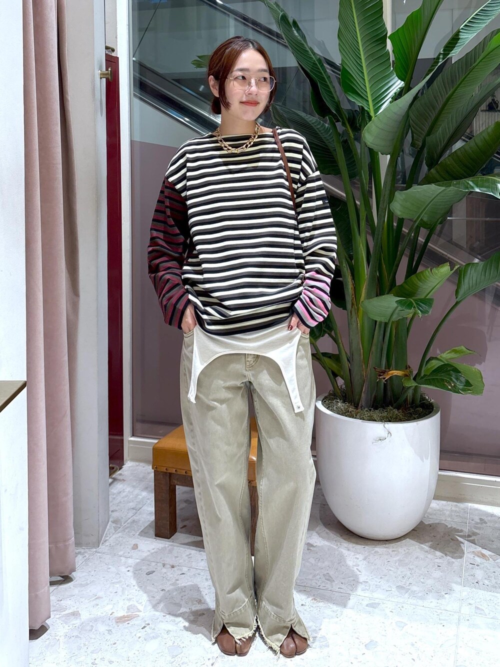 ベージュ系のデニムパンツ、グリーン系のTシャツ/カットソー、ホワイト系のTシャツ/カットソーを着用したレディースの秋コーディネートの1枚目の写真