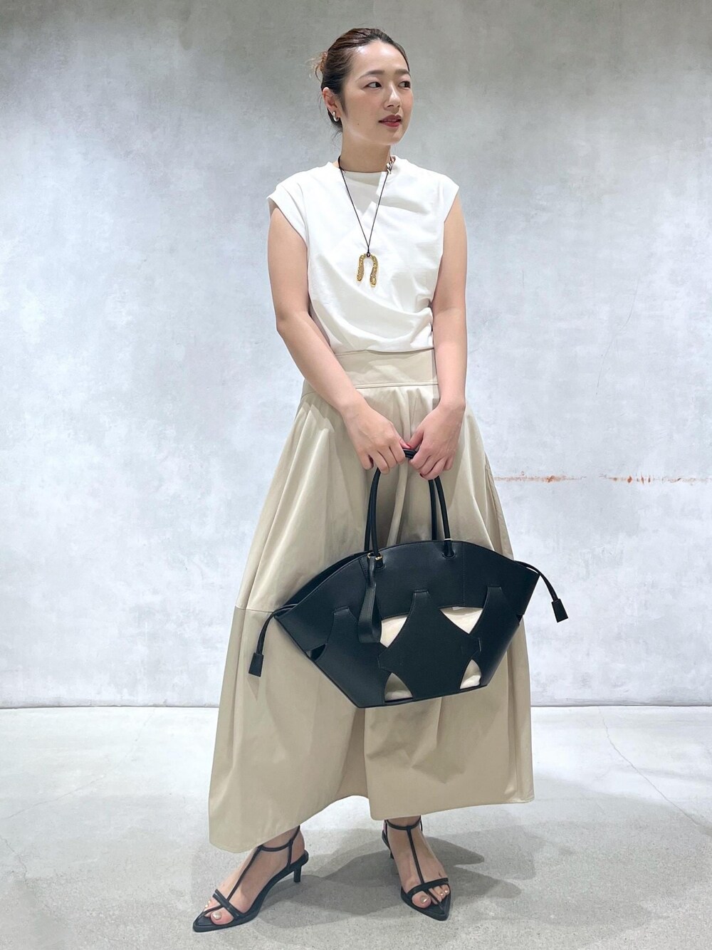 「アダムエロペ、アダムエロペ24SS、アダムエロペ夏の新作、24SS、24SS夏の新作、夏の新作、デザイントップス、白、マキシ丈、黒、スプリットレザー、ブラック、ハンドバッグ、ホワイト、プルオーバー」｜「ADAM ET ROPE'のナローラインサンダル（サンダル、ブラック系）」を使った、muta0629さん（レディース・163cm）の春コーディネートの1枚目の写真