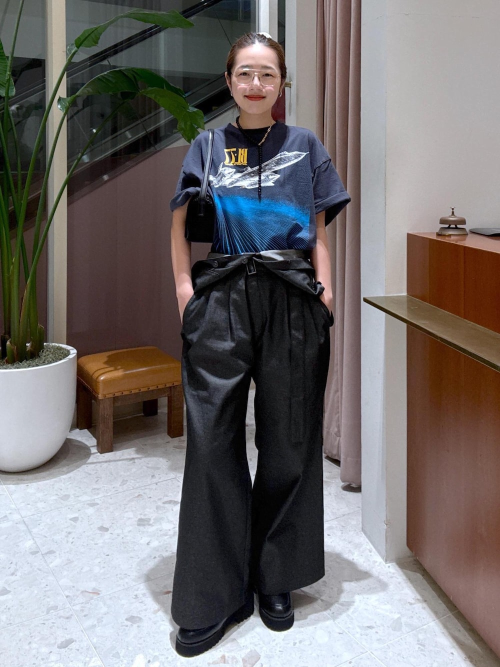 「夏コーデ、ADAM ET ROPÉ、ストレート、ブルべ夏、オールインワン/サロペット、つなぎ/オールインワン、バッグ、ハンドバッグ、シューズ、ローファー、GAA05220、GAX05380、GAY05090、1枚でもオシャレ、2色展開」｜「ADAM ET ROPE'のメッシュワンハンドルミニバッグ（ハンドバッグ、ブラック系）」を使った、muta0629さん（レディース・163cm）の夏コーディネートの1枚目の写真