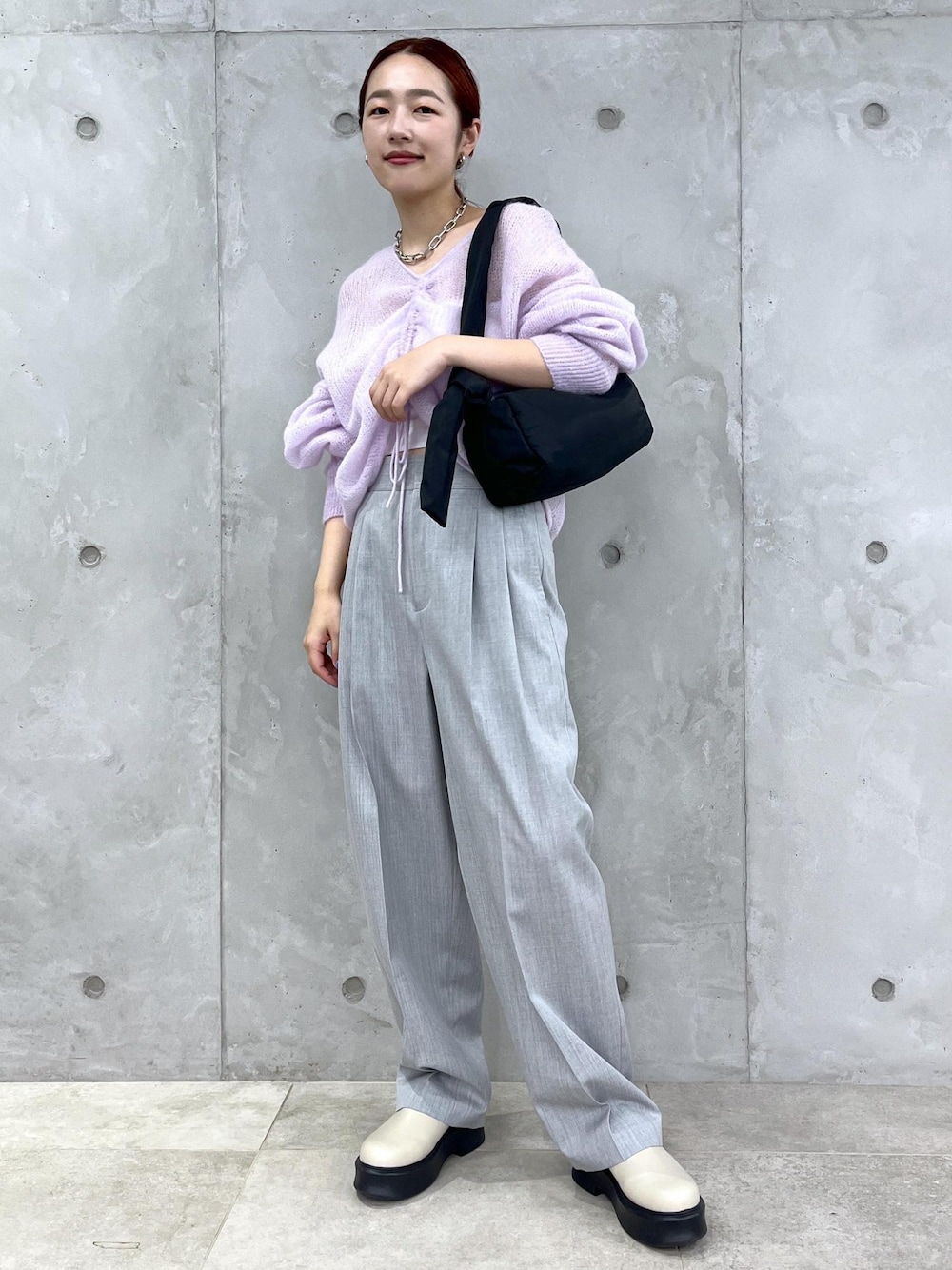 ベージュ系のサンダル、パープル系のニット/セーター、グレー系のスラックスを着用したレディースの夏コーディネートの1枚目の写真