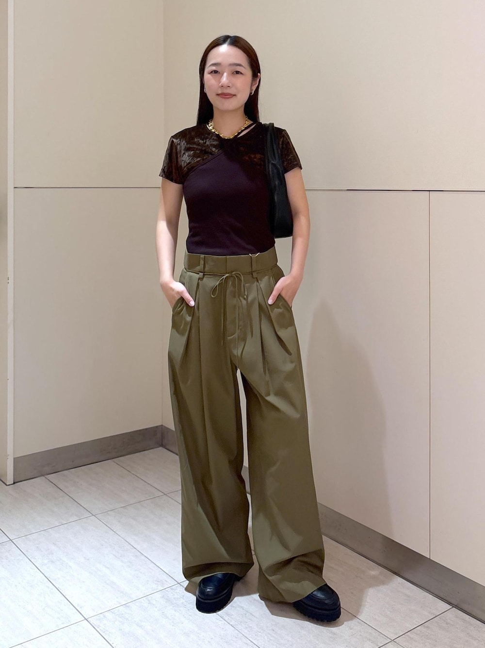 「夏コーデ、ADAM ET ROPÉ、ストレート、ブルべ夏」｜「ADAM ET ROPE'のMロックホルターキャミ（キャミソール、ブラウン系）」を使った、muta0629さん（レディース・163cm）の夏コーディネートの1枚目の写真