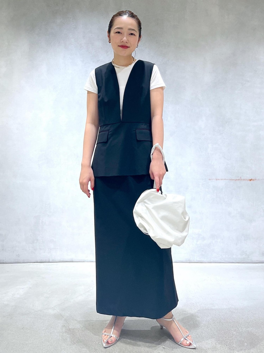 「巾着バッグ、ヘインズ、HANSE、アダムエロペ、アダムエロペ24SS、アダムエロペ春の新作、24SS、春の新作、24SS春の新作、ペプラムデザイン、ペプラム、ブラック、黒、スリットあり、ローヒール」｜「ADAM ET ROPE'の【サステナブル】ナロークロスストラップサンダル（サンダル、シルバー系）」を使った、muta0629さん（レディース・163cm）の春コーディネートの1枚目の写真