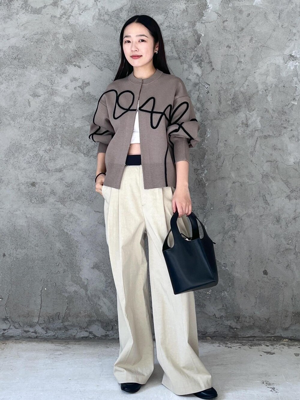 「初春コーデ、春コーデ、ADAM ET ROPÉ、ストレート、ブルべ夏、トップス、カーディガン、GAK05020、Wcardigan_pickup、おすすめカーディガン、ライントップス」｜「ADAM ET ROPE'の【サステナブル】ラインアートカーディガン（カーディガン/ボレロ、ベージュ系）」を使った、muta0629さん（レディース・163cm）の冬コーディネートの1枚目の写真
