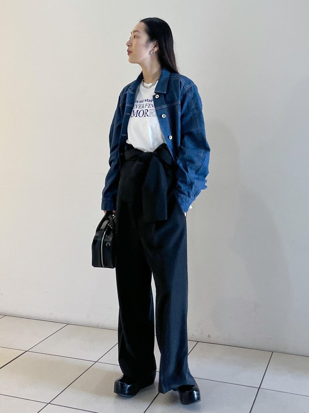 ブラック系のショルダーバッグ、ブラック系のサンダル、ブラック系のつなぎ/オールインワンを着用したレディースの春コーディネートの1枚目の写真