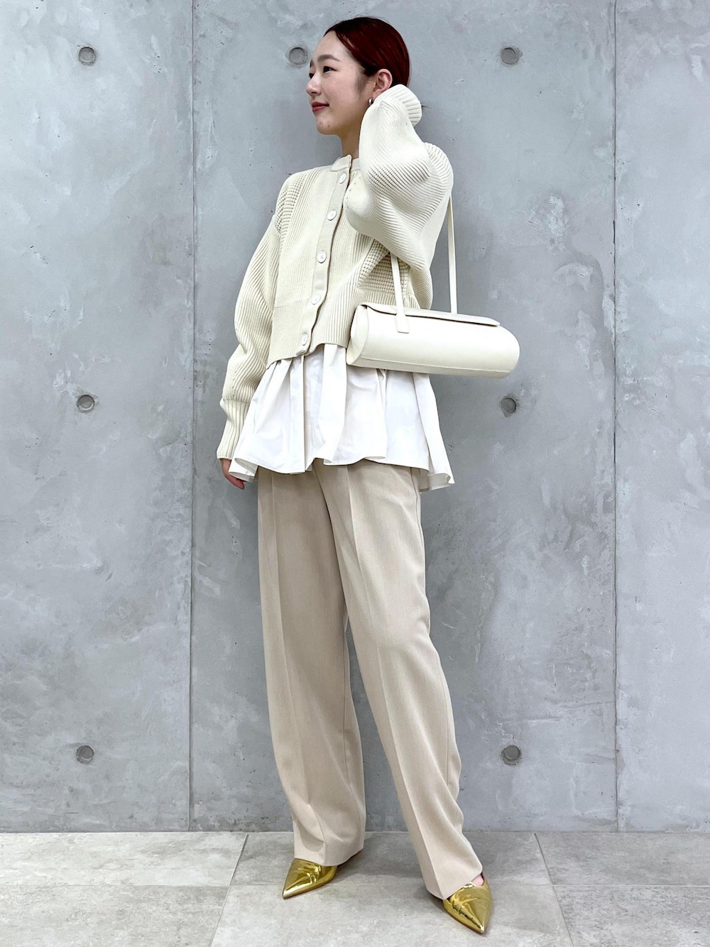 「羽織、ペプラムデザイン、2way仕様、ウール、ウール素材、WEB限定アイテム、WEB限定品、ホワイト、長袖、ブラウス、ボタン、ベージュ、ワイド、十分丈、タック」｜「ADAM ET ROPE'の【サステナブル・WEB限定】ペプラムコンビニットカーディガン（カーディガン/ボレロ、ホワイト系）」を使った、muta0629さん（レディース・163cm）の秋コーディネートの1枚目の写真