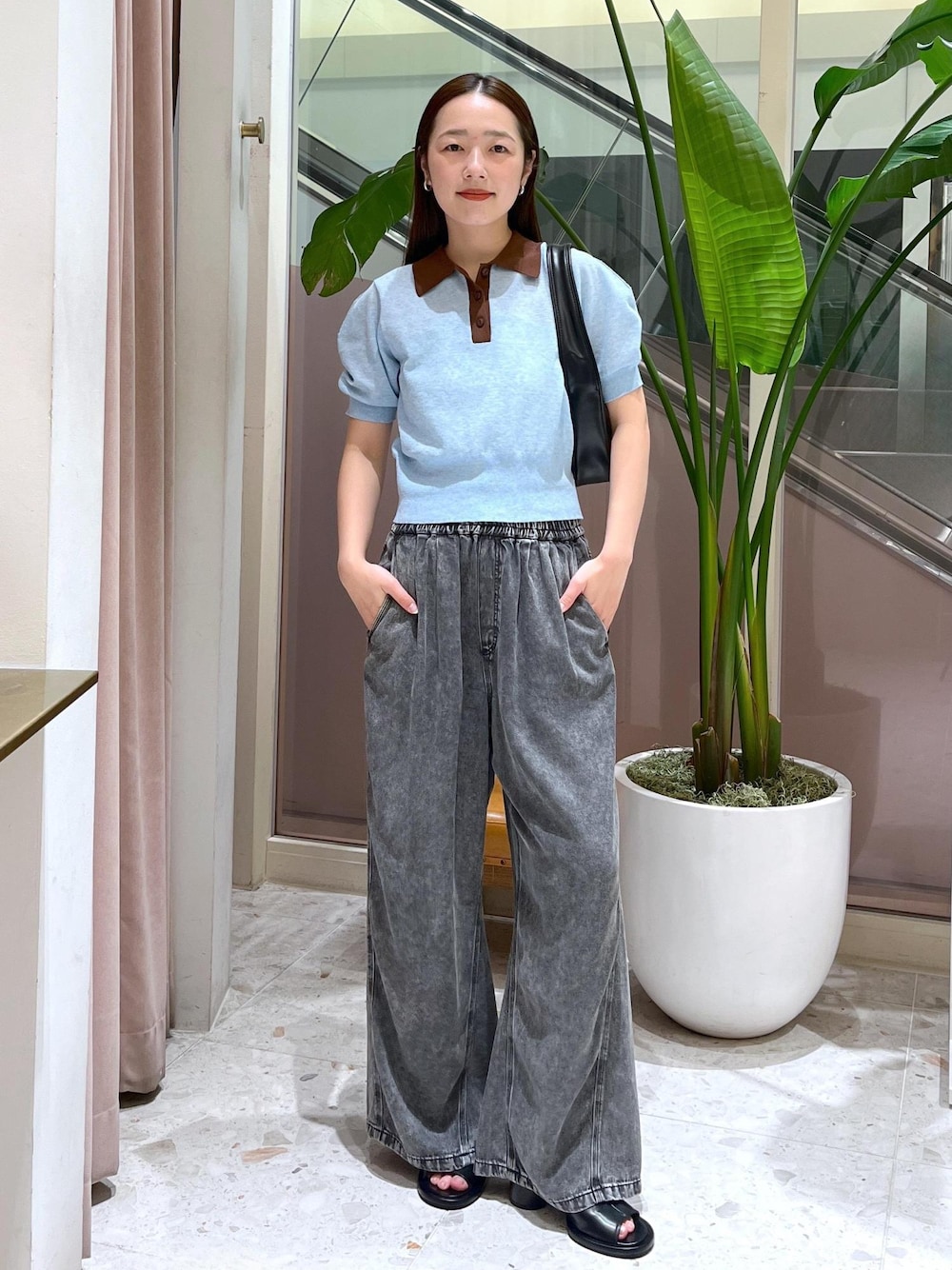 「初夏コーデ、夏コーデ、ADAM ET ROPÉ、ストレート、ブルべ夏、トップス、ポロシャツ、パンツ、デニムパンツ、バッグ、ハンドバッグ、シューズ、サンダル、GAA05130、GAM05380」｜「ADAM ET ROPE'のカバーヒールサンダル（サンダル、ブラック系）」を使った、muta0629さん（レディース・163cm）の夏コーディネートの1枚目の写真