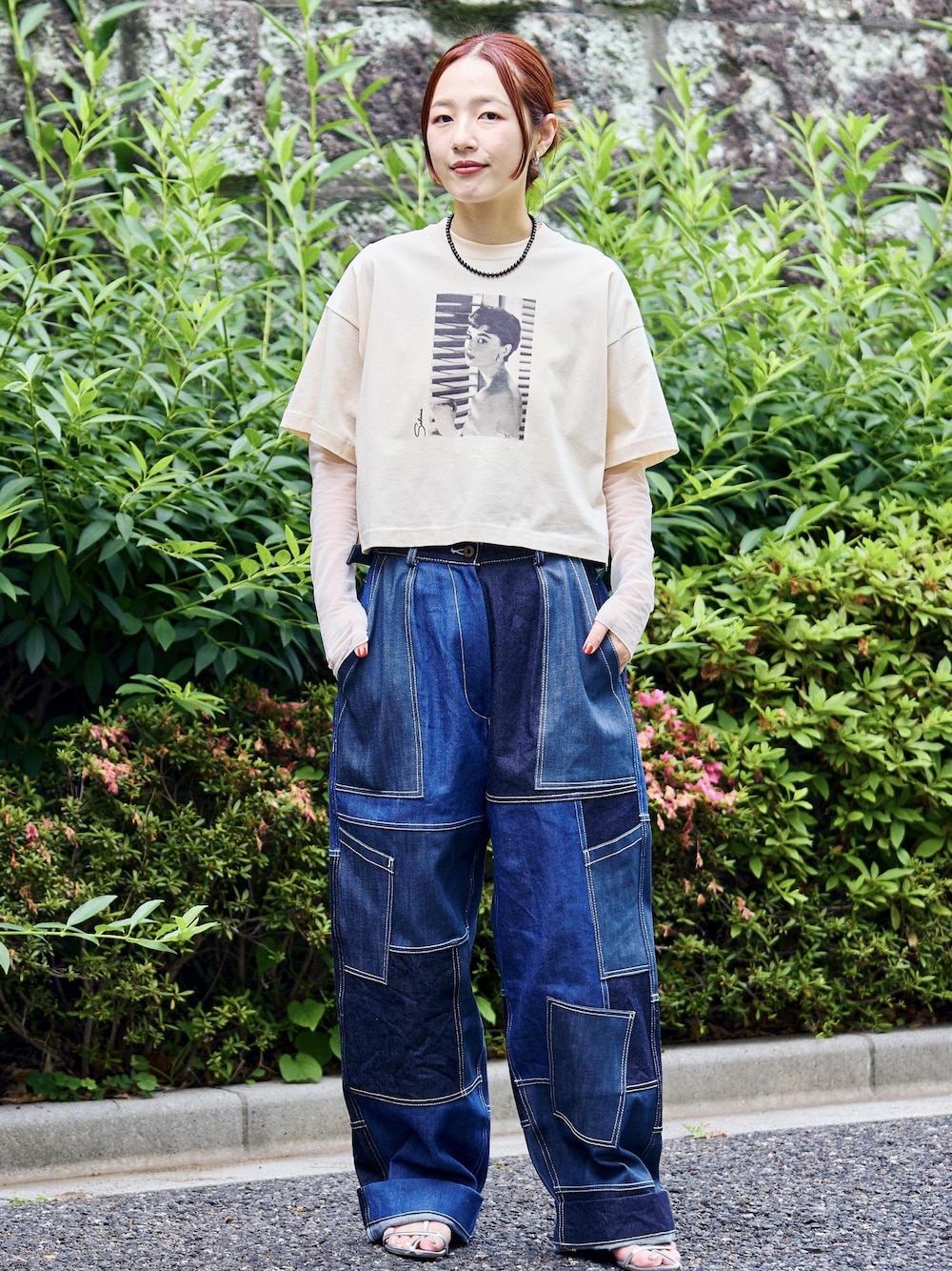 「audrey hepburn、audrey hepburn collection by jun、オードリー・ヘプバーン、オードリー・ヘプバーンコレクションバイジュン、Special2024、アダムエロペ、アダムエロペ24ss、アダムエロペ夏の新作、24ss夏の新作、夏の新作、ベージュ、プリントTシャツ、プリントtee、半袖、レイヤードスタイル」｜「ADAM ET ROPE'の【サステナブル】ナロークロスストラップサンダル（サンダル、シルバー系）」を使った、muta0629さん（レディース・163cm）の夏コーディネートの1枚目の写真