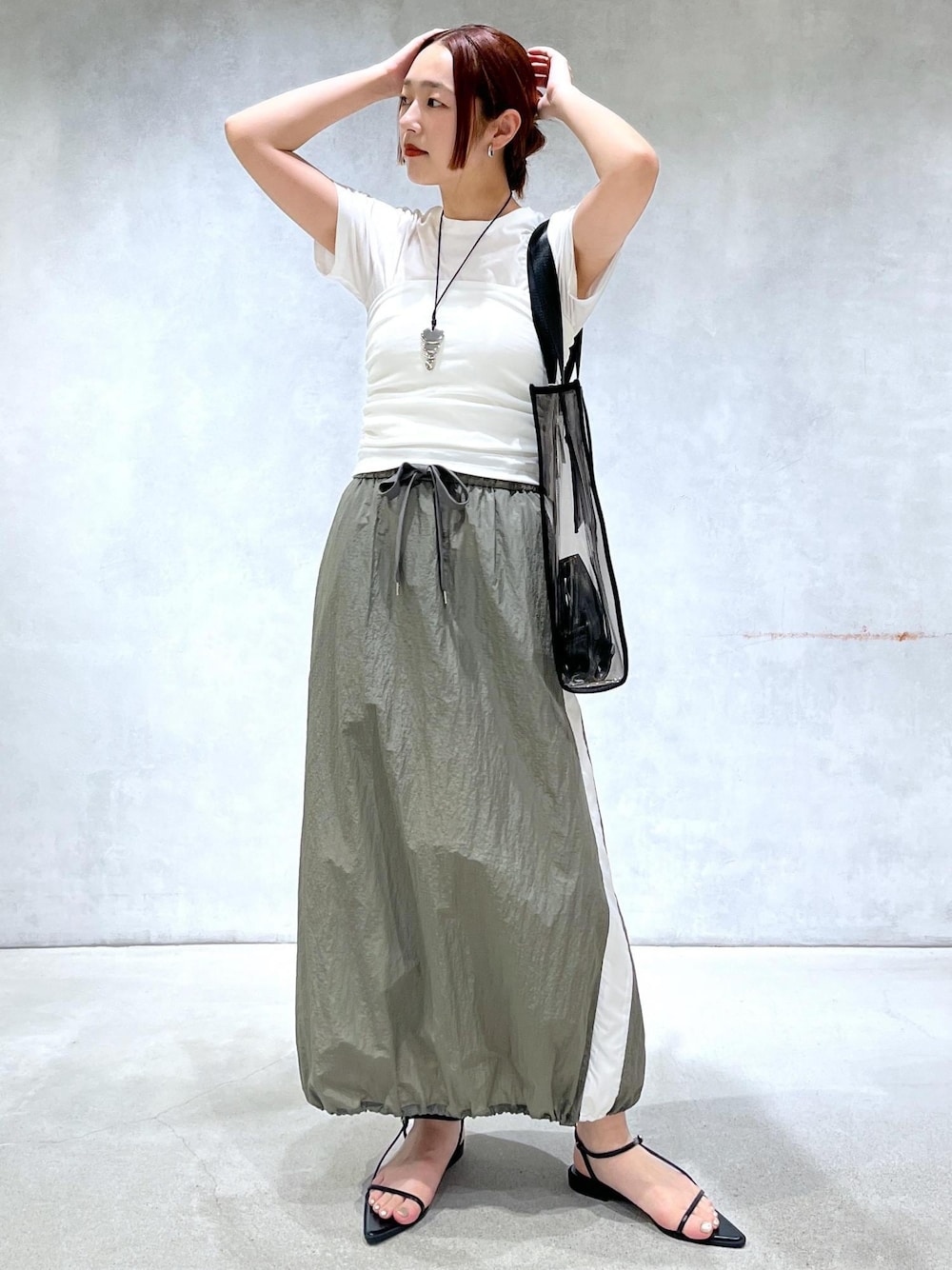 「アダムエロペ、24SS、24SS夏の新作、アダムエロペ24SS、アダムエロペ夏の新作、レインバッグ、白Tシャツ、ベアトップ、白色、ドローコード、カジュアルスタイル、ブラック、PVC素材、ホワイト、プルオーバー」｜「ADAM ET ROPE'のナローフラットサンダル（サンダル、ブラック系）」を使った、muta0629さん（レディース・163cm）の夏コーディネートの1枚目の写真