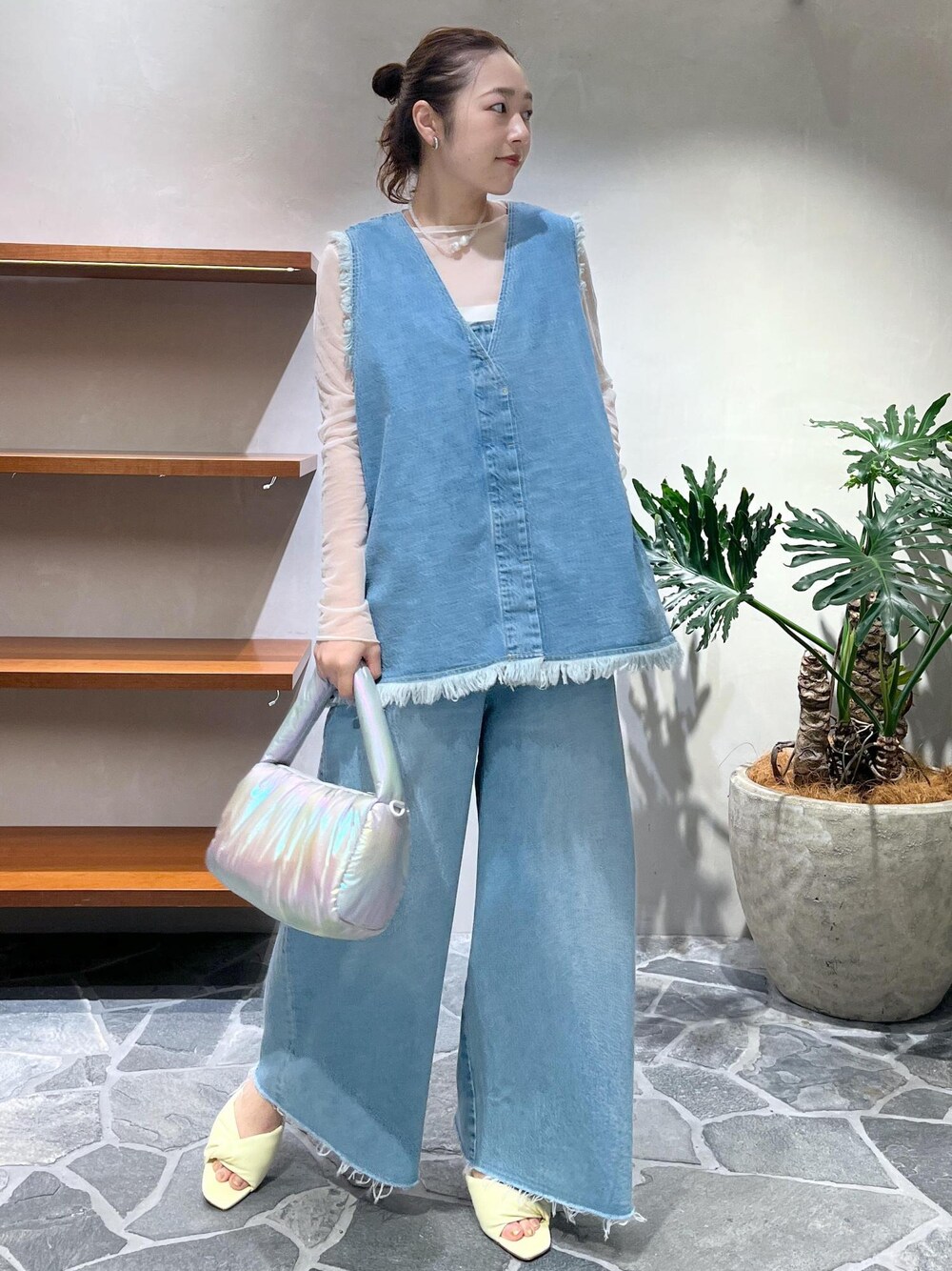 イエロー系のサンダル、ホワイト系のTシャツ/カットソー、ブルー系のシャツ/ブラウスを着用したレディースの春コーディネートの1枚目の写真