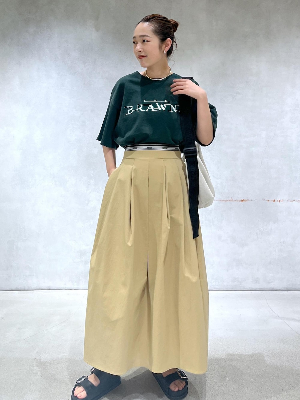「アダムエロペ、24SS、24SS夏の新作、アダムエロペ24SS、アダムエロペ夏の新作、夏の新作、ブラウン、Tシャツ、グリーン、ダークグリーン、プリントTシャツ、プリントTEE、プリント、BRAWN、バックプリント」｜「ADAM ET ROPE'のダブルバックルプラットフォームサンダル（サンダル、ブラック系）」を使った、muta0629さん（レディース・163cm）の春コーディネートの1枚目の写真