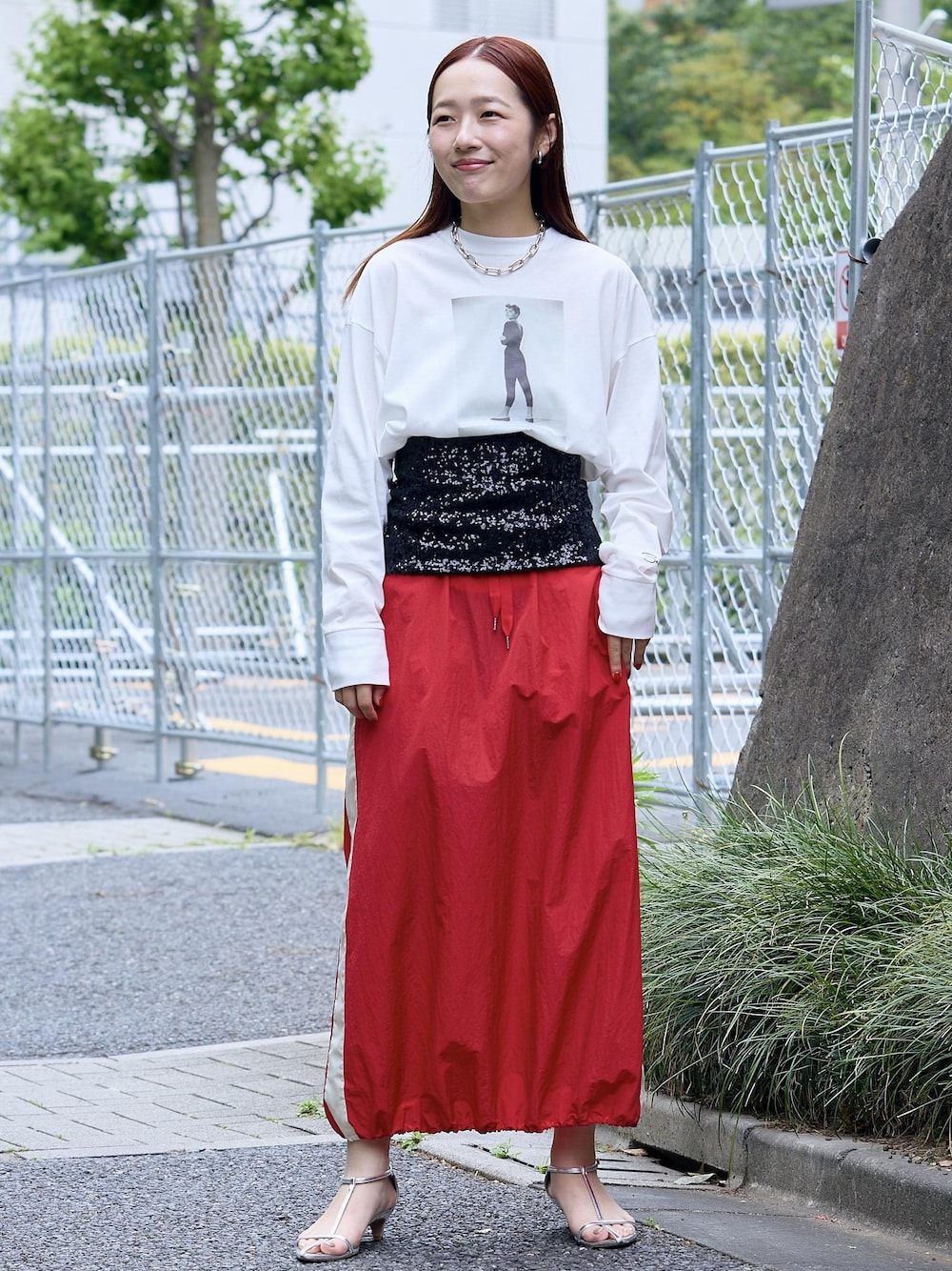 「アダムエロペ、audrey hepburn、audrey hepburn collection by jun、オードリー・ヘプバーン、オードリー・ヘプバーンコレクションバイジュン　、Special2024、アダムエロペ24ss、アダムエロペ夏の新作、24ss、24ss夏の新作、ブラック、ホワイト、プルオーバー、長袖、カットソー」｜「ADAM ET ROPE'の【サステナブル】ナロークロスストラップサンダル（サンダル、シルバー系）」を使った、muta0629さん（レディース・163cm）の夏コーディネートの1枚目の写真