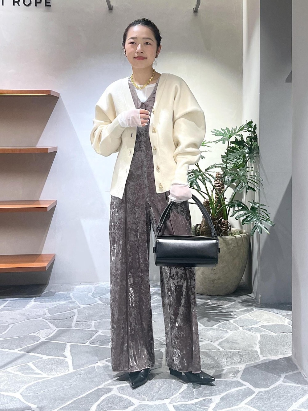 「初春コーデ、お仕事コーデ、セレモニーコーデ、授業参観日コーデ、ADAM ET ROPÉ、ストレート、ブルべ夏、トップス、カーディガン、オールインワン/サロペット、つなぎ/オールインワン、バッグ、ハンドバッグ、GAK24260、GAX24390」｜「ADAM ET ROPE'のベロアロンパース（つなぎ/オールインワン、グリーン系）」を使った、muta0629さん（レディース・163cm）の冬コーディネートの1枚目の写真