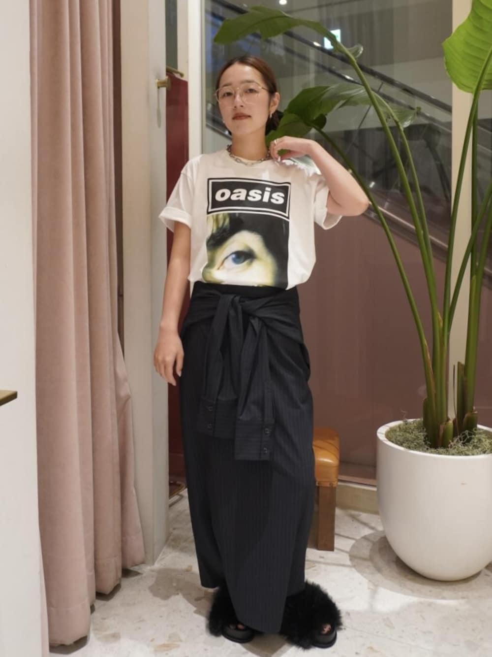 ブルー系のスカート、ブラック系のサンダル、ベージュ系のTシャツ/カットソーを着用したレディースの夏コーディネートの1枚目の写真