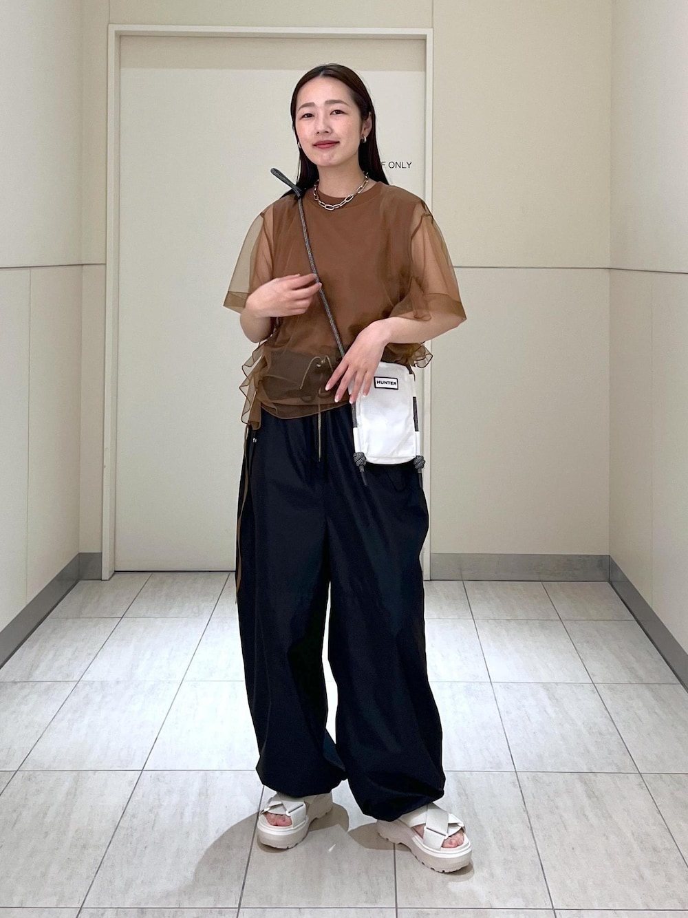 「初夏コーデ、夏コーデ、ADAM ET ROPÉ、ストレート、ブルべ夏、トップス、Tシャツ/カットソー、オールインワン/サロペット、つなぎ/オールインワン、バッグ、ショルダーバッグ、EUX35230、GAM05360、GAY04051、2色展開」｜「ADAM ET ROPE'の【定番人気】シャイニータフタ撥水ロンパース（つなぎ/オールインワン、ブラック系）」を使った、muta0629さん（レディース・163cm）の春コーディネートの1枚目の写真