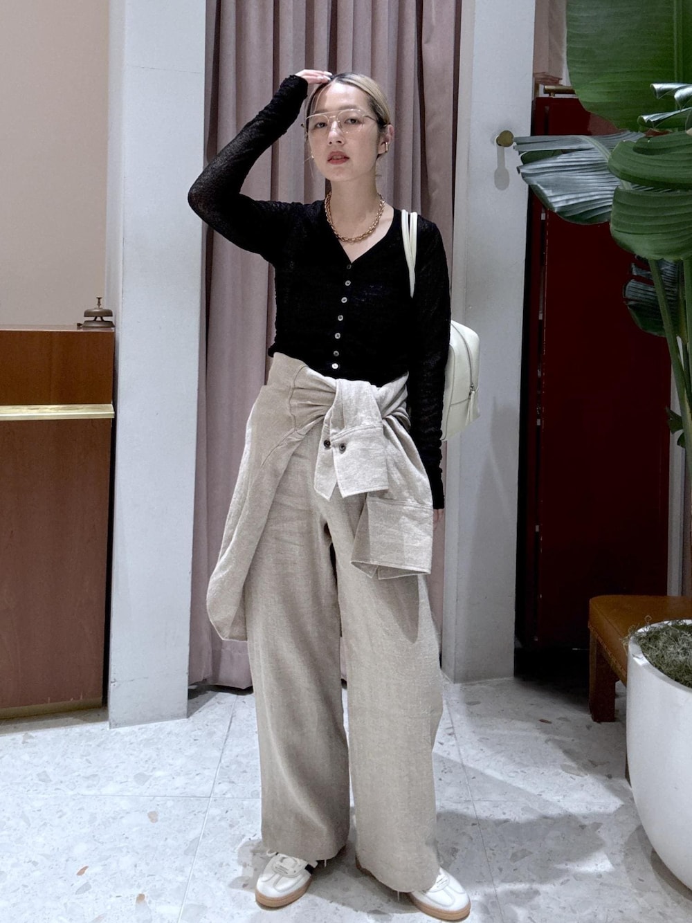 ブラック系のカーディガン/ボレロ、ベージュ系のその他パンツ、ベージュ系のシャツ/ブラウスを着用したレディースの春コーディネートの1枚目の写真