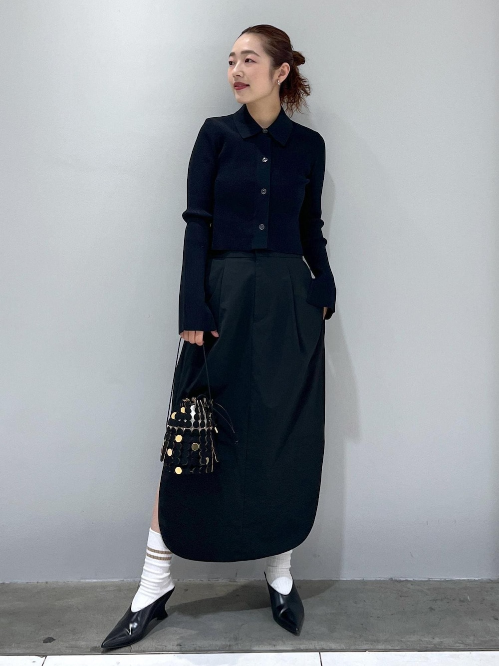 「リブニット、リブ、アダムエロペ、アダムエロペ24SS、アダムエロペ春の新作、24SS、春の新作、ブラックコーデ、ブラック、黒色、黒、スカート、バルーンスカート、ミドル丈、サイドスリット」｜「ADAM ET ROPE'のフォルムウェッジミュール（その他シューズ、ブラック系）」を使った、muta0629さん（レディース・163cm）の冬コーディネートの1枚目の写真