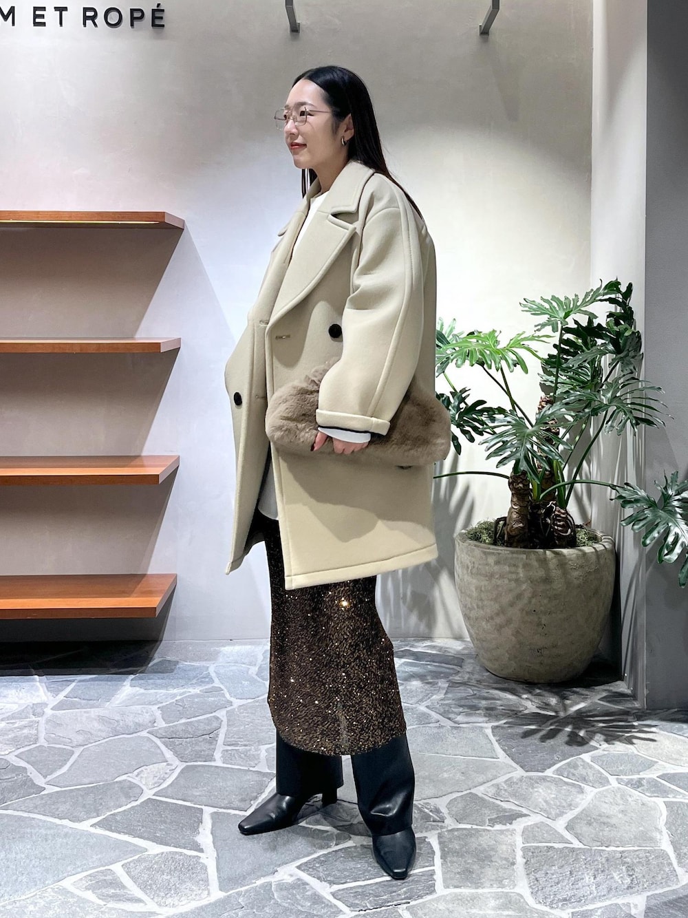 「冬コーデ、ADAM ET ROPÉ、ストレート、ブルべ夏、トップス、シャツ/ブラウス、スウェット、ジャケット/アウター、ピーコート、スカート、シューズ、ブーツ、GAA24060、GAC24140、GAH24090」｜「ADAM ET ROPE'のレイヤードカバーロングブーツ（ブーツ、ブラック系）」を使った、muta0629さん（レディース・163cm）の秋コーディネートの1枚目の写真