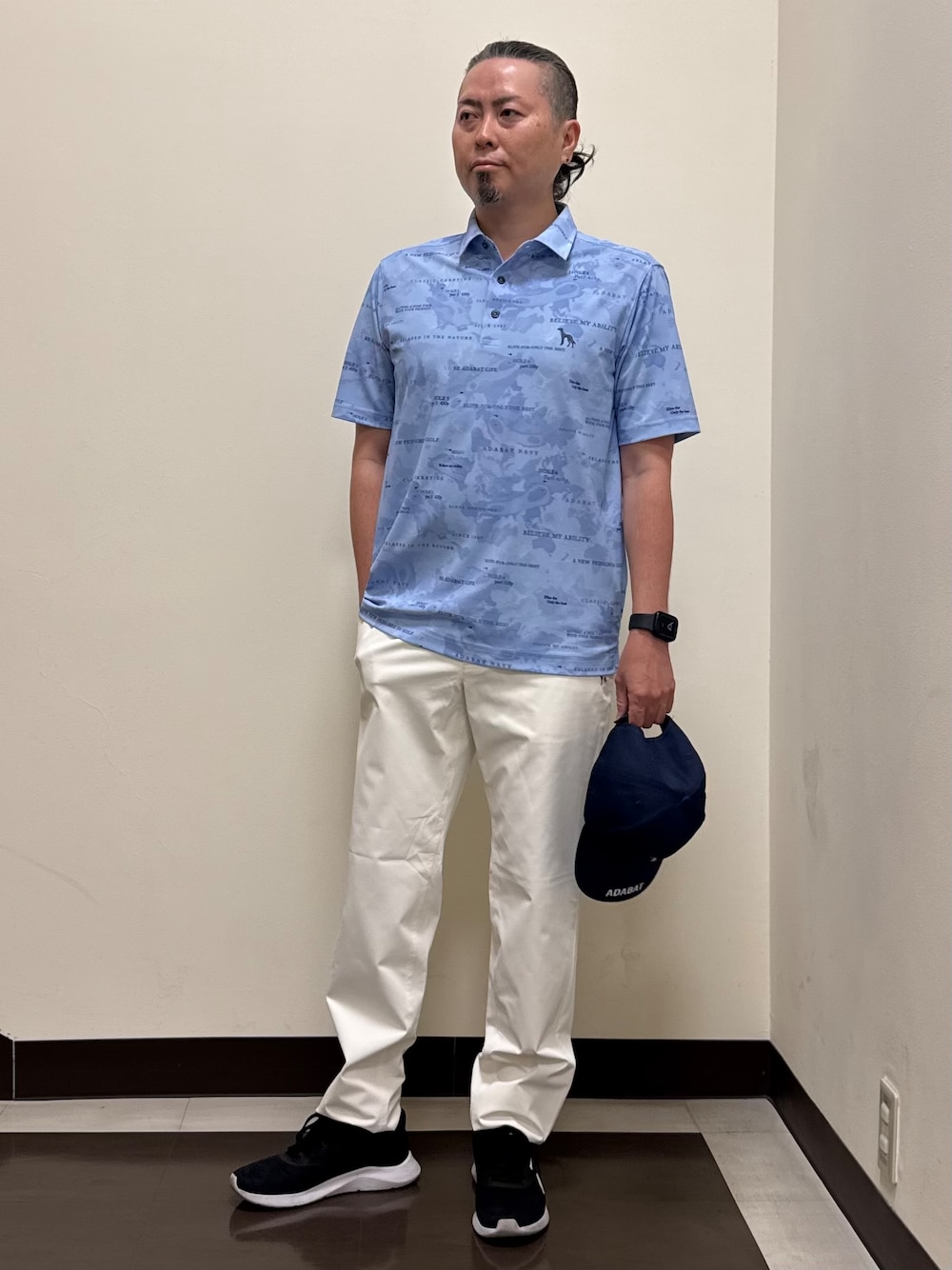 ブルー系のポロシャツ、ホワイト系のその他パンツ、ブルー系のキャップを着用したメンズの夏コーディネートの1枚目の写真