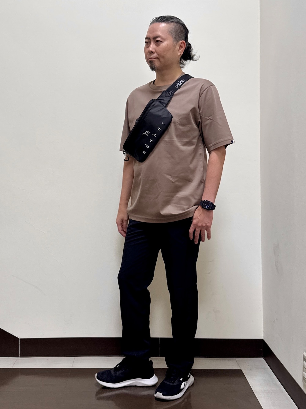 ブラウン系のTシャツ/カットソー、ブラック系のその他パンツ、ブラック系のボディバッグ/ウエストポーチを着用したメンズの夏コーディネートの1枚目の写真