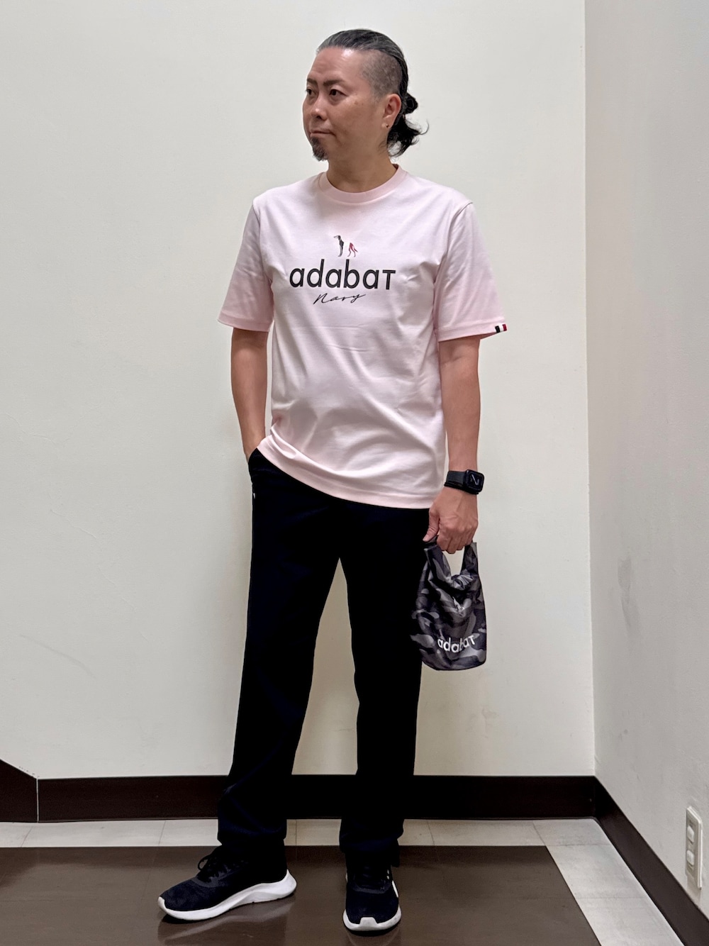 ピンク系のTシャツ/カットソー、ブラック系のその他パンツを着用したメンズの夏コーディネートの1枚目の写真