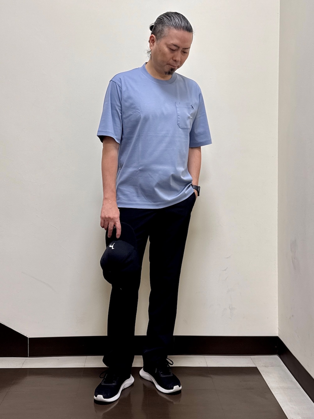 ブルー系のTシャツ/カットソー、ブラック系のその他パンツ、ブラック系のキャップを着用したメンズの夏コーディネートの1枚目の写真