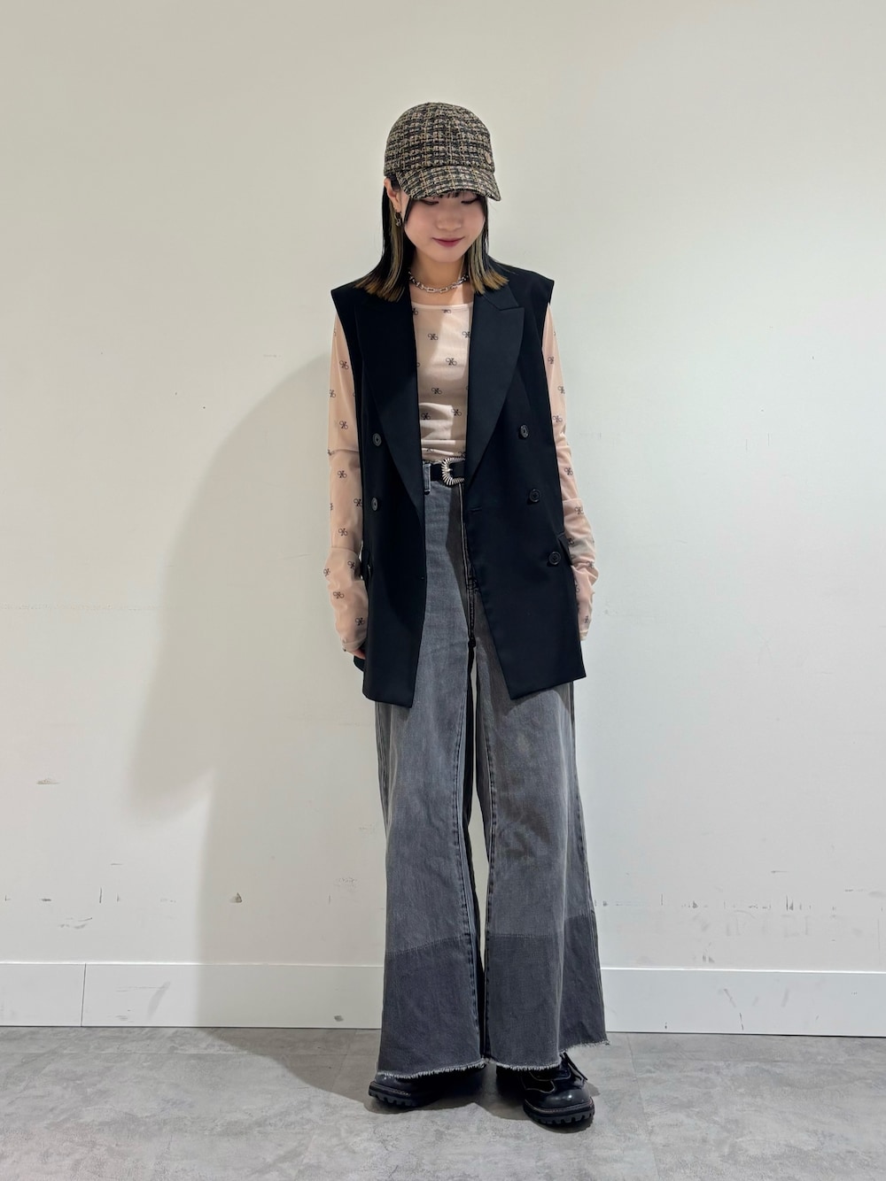 ベージュ系のその他トップス、ブラック系のベスト、ブラック系のデニムパンツを着用したレディースの秋コーディネートの1枚目の写真