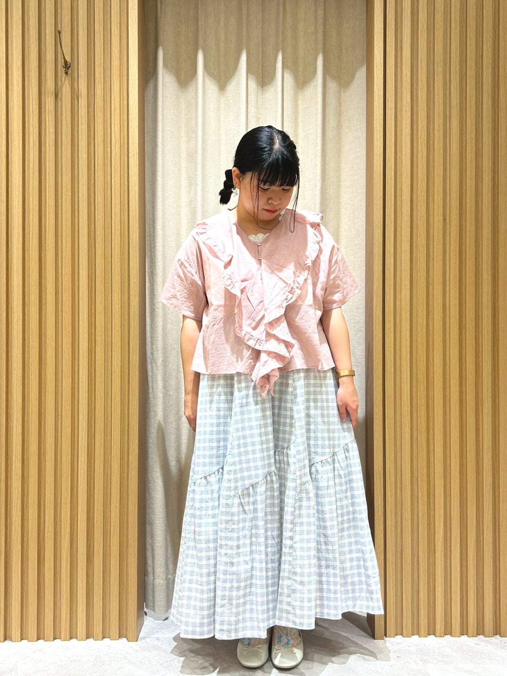 「ガーリー、ガーリーコーデ、夏、低身長コーデ、半袖、キレイめ、SM2、サマンサ モスモス(Samansa Mos2)、サマンサモスモス、ピンクコーデ、ロングスカート」｜「Samansa Mos2の柄アソート斜め切替ティアードスカート（スカート、ホワイト系）」を使った、かわさき ゆうみさん（レディース・149cm）の夏コーディネートの1枚目の写真