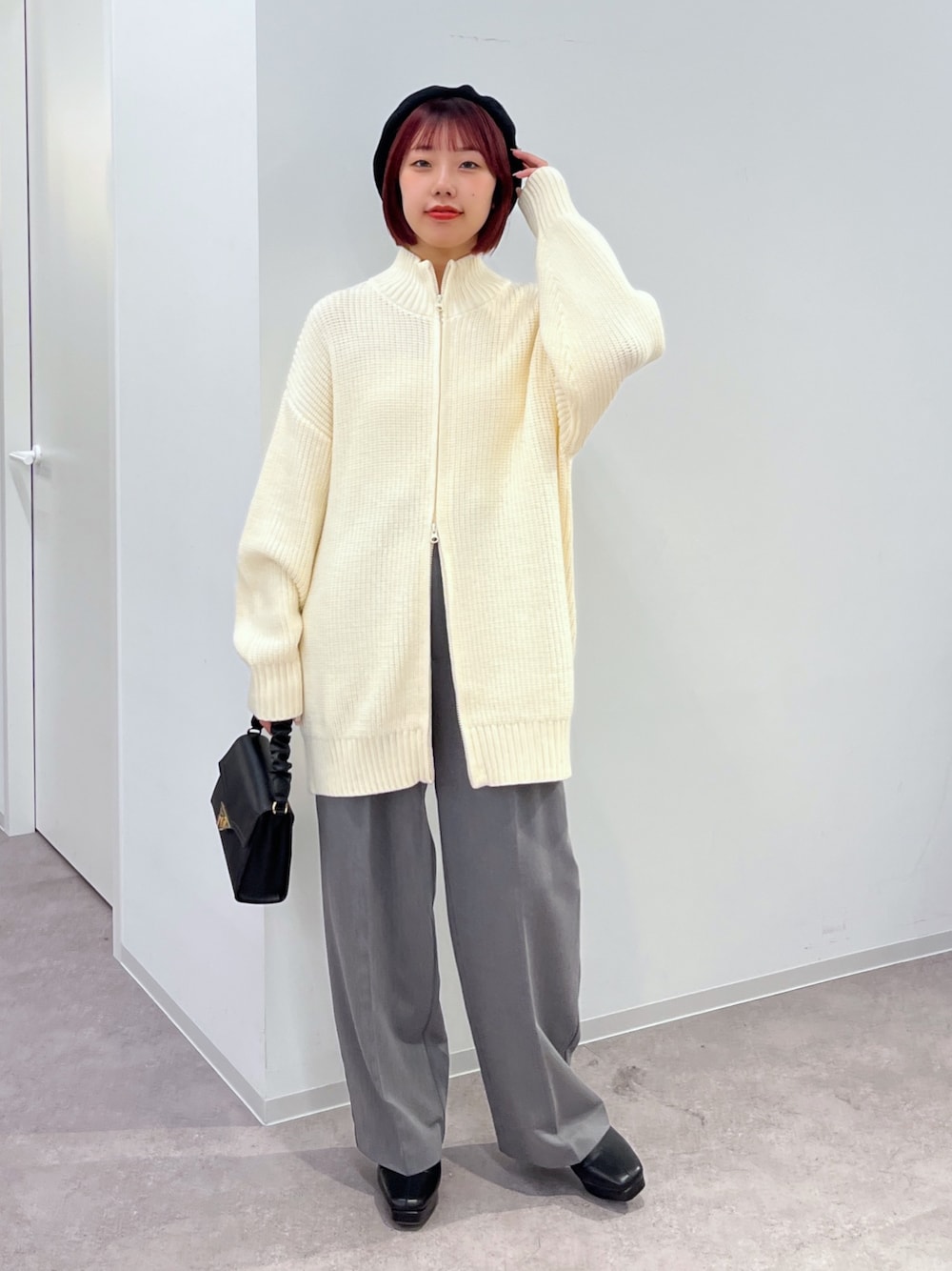 「ニット、レイヤードスタイル、ワンピース、冬コーデ、秋のコーデ、きれいめカジュアル、お出かけコーデ、ニットワンピース、スラックス、ワイドパンツ、ベレー帽、モノトーン、モノトーンコーデ、キレイめ、骨格ウェーブ」｜「FREE'S MARTの◆ジップニットミニワンピース（ワンピース、ホワイト系）」を使った、misakiさん（レディース・157cm）の秋コーディネートの1枚目の写真